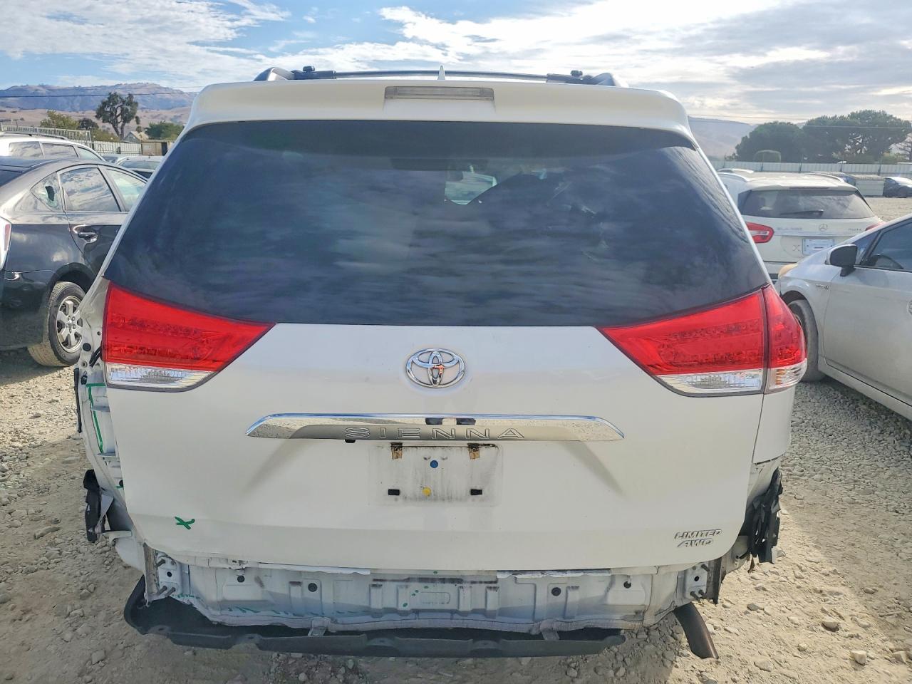2014 Toyota Sienna Limited 7-passenger White vin: 5TDDK3DC4ES086564