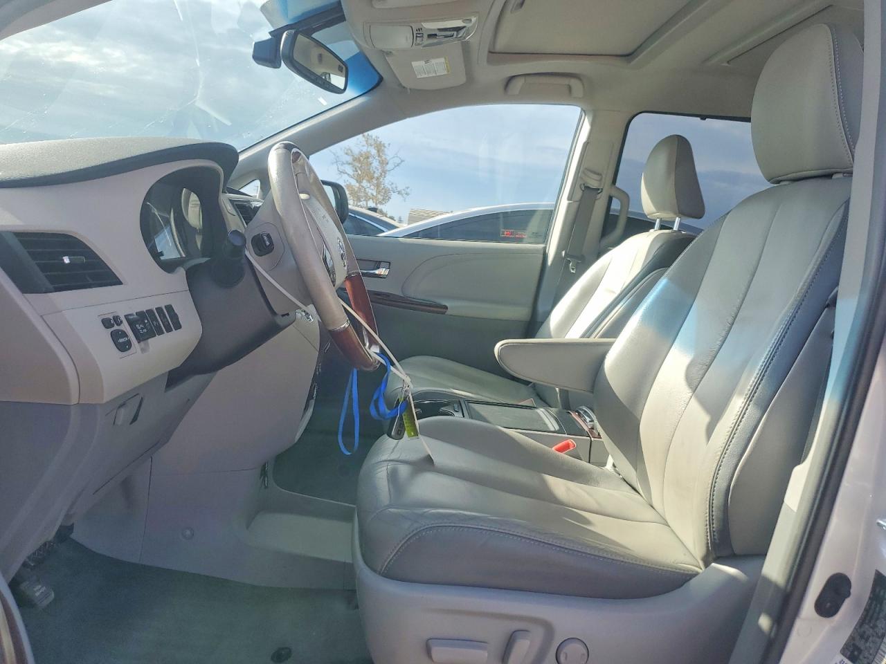 2014 Toyota Sienna Limited 7-passenger White vin: 5TDDK3DC4ES086564