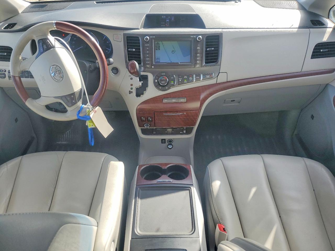 2014 Toyota Sienna Limited 7-passenger White vin: 5TDDK3DC4ES086564