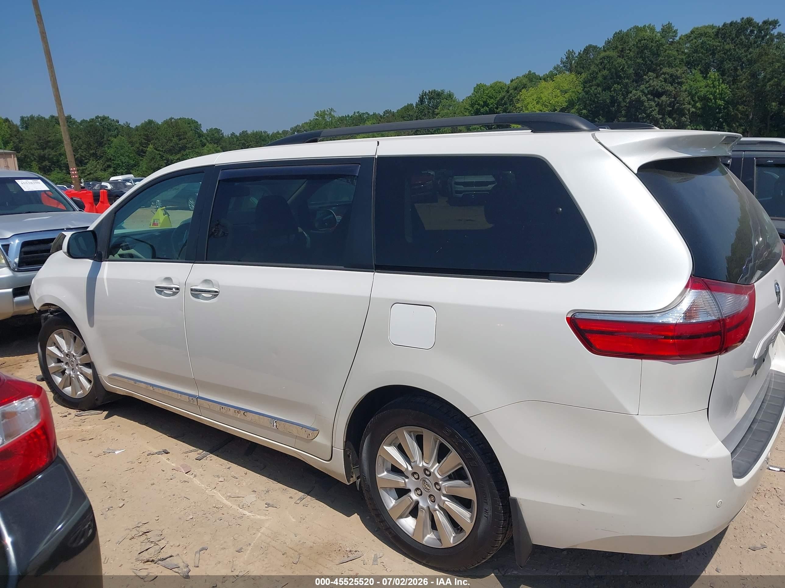 2015 Toyota Sienna Xle Premium 7 Passenger White vin: 5TDDK3DC4FS107270