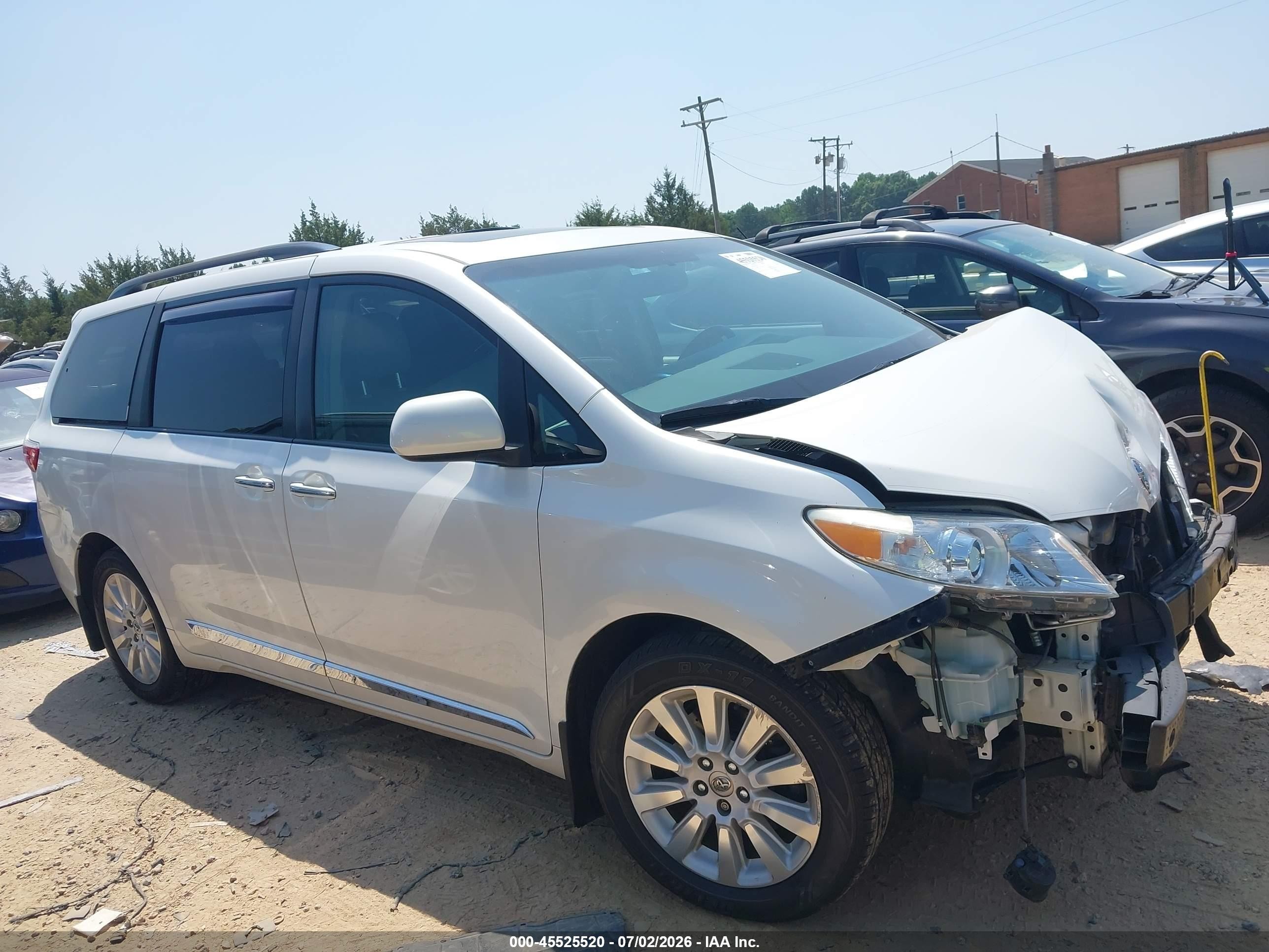 2015 Toyota Sienna Xle Premium 7 Passenger White vin: 5TDDK3DC4FS107270