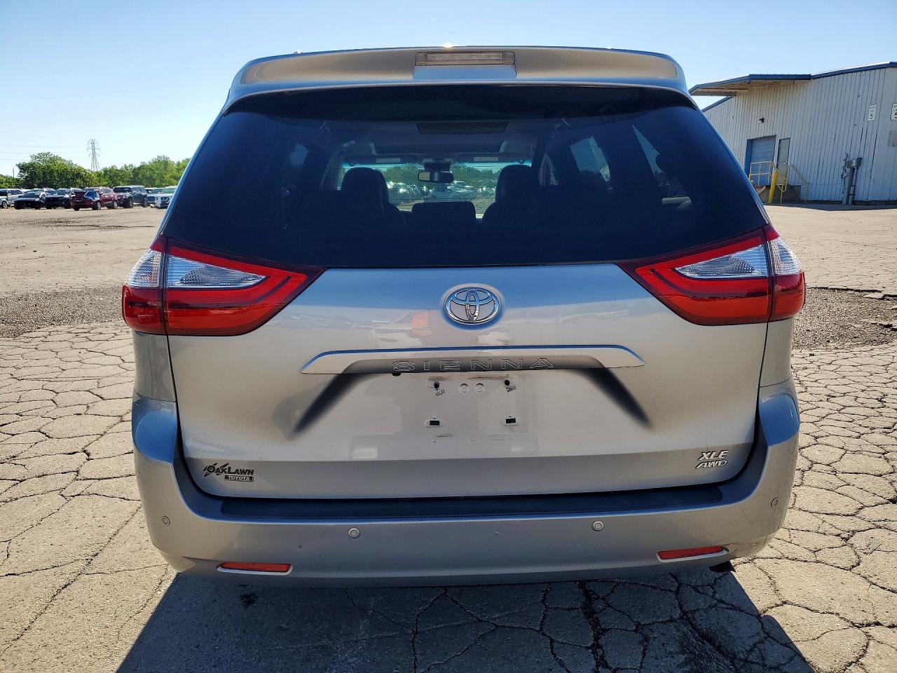 2015 Toyota Sienna Xle 7-passenger Silver vin: 5TDDK3DC4FS119466