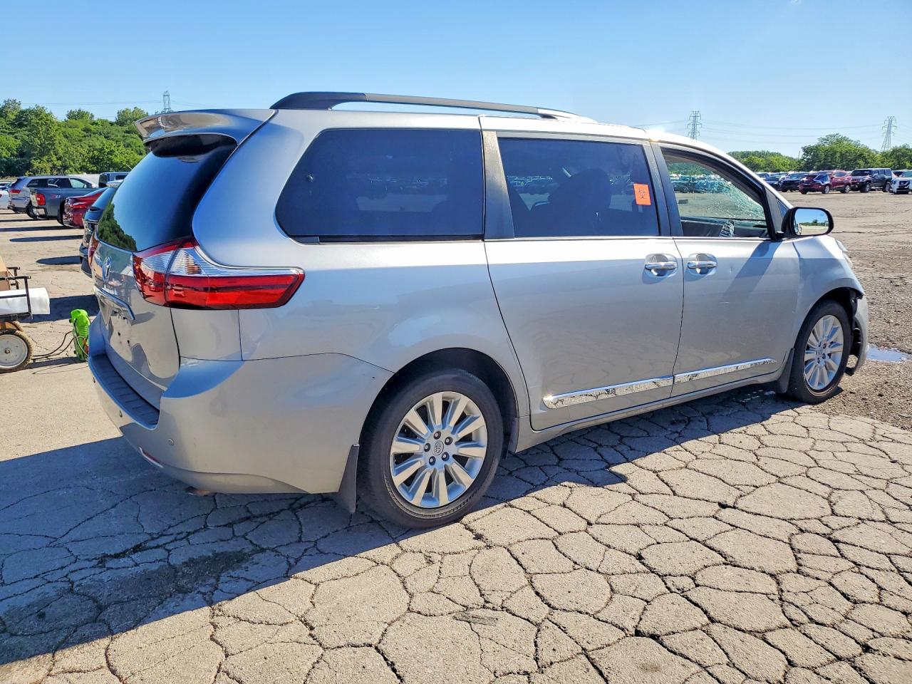 2015 Toyota Sienna Xle 7-passenger Silver vin: 5TDDK3DC4FS119466
