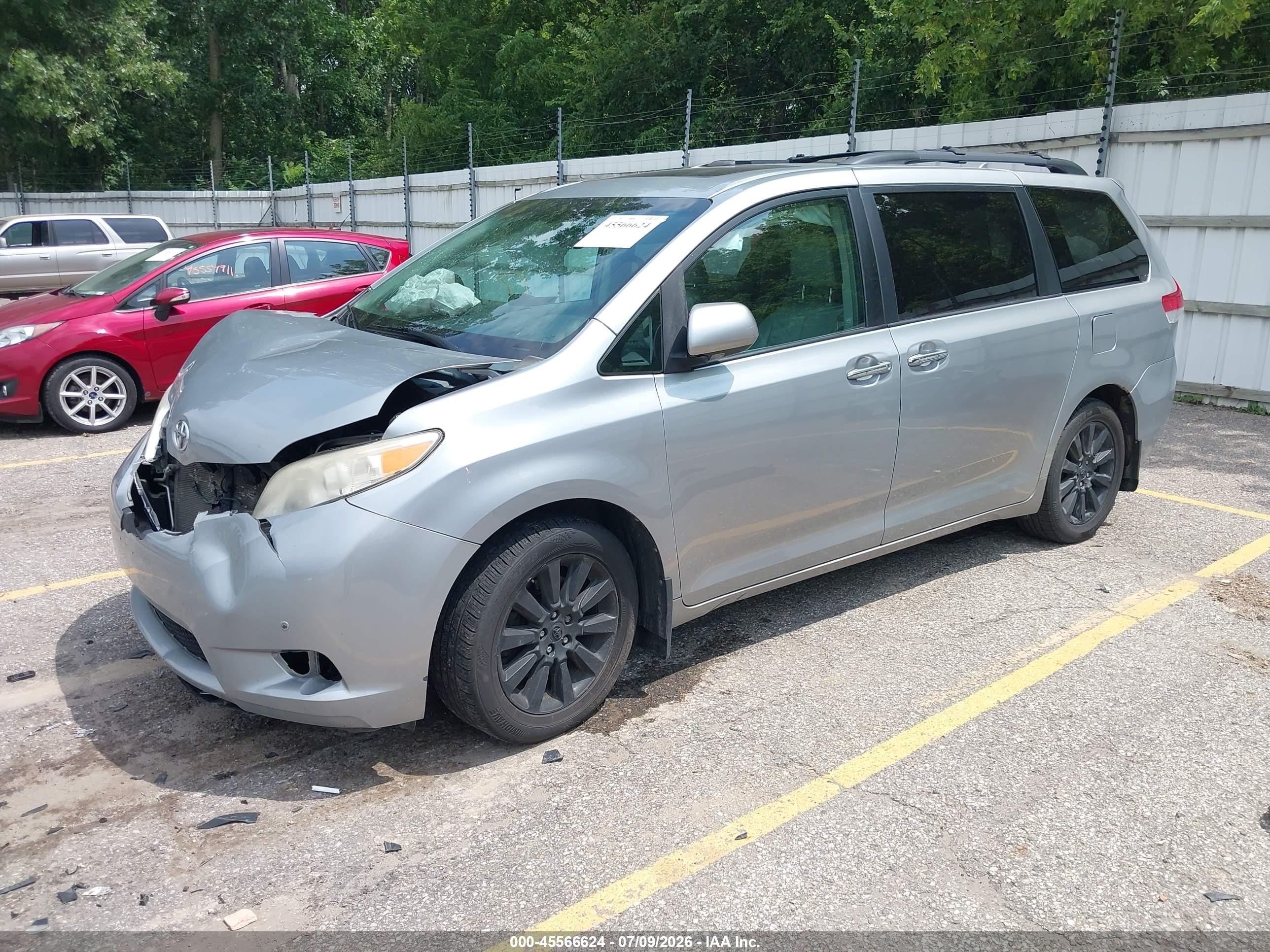 2011 Toyota Sienna Limited Silver vin: 5TDDK3DC5BS008659