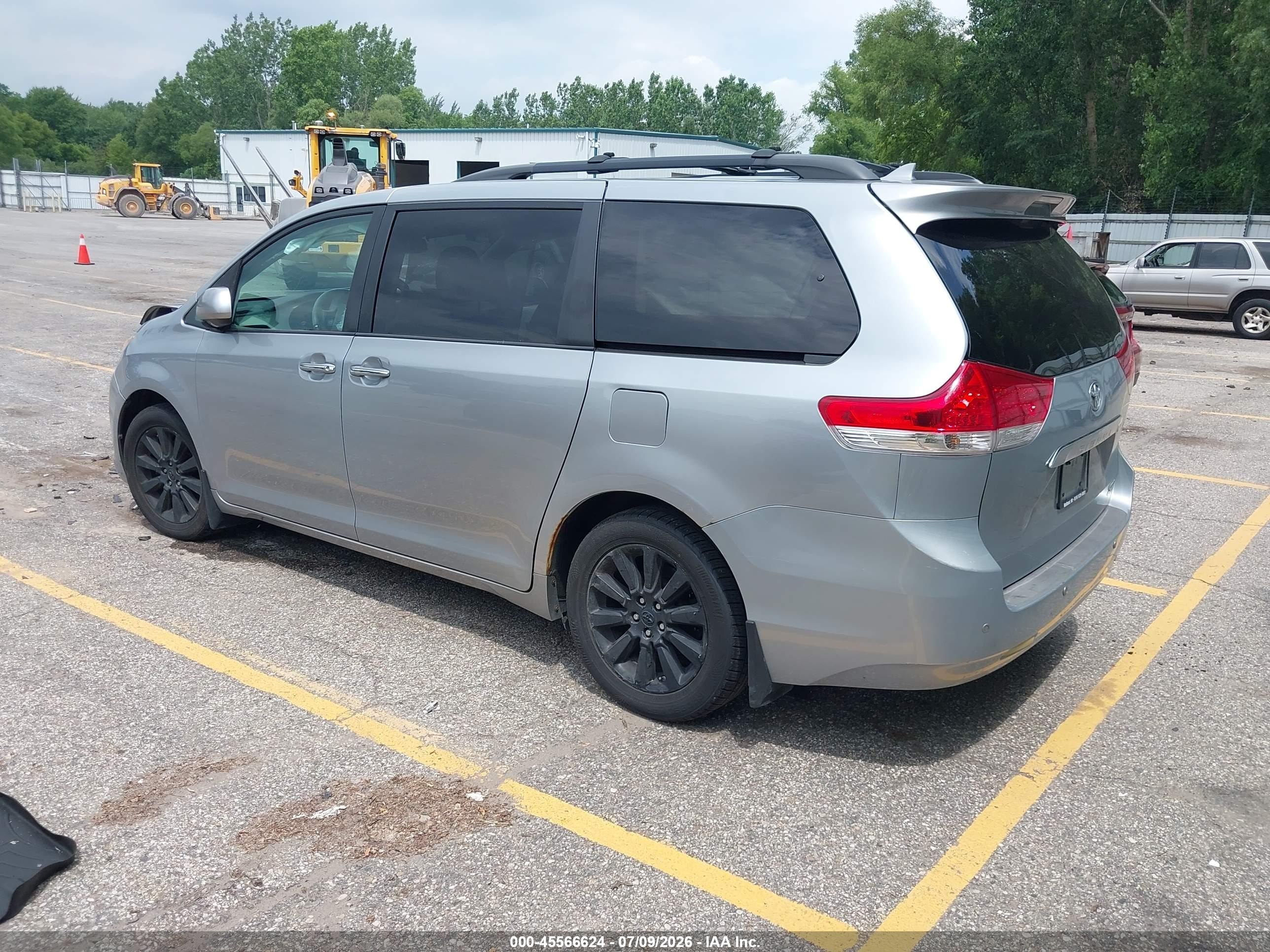2011 Toyota Sienna Limited Silver vin: 5TDDK3DC5BS008659