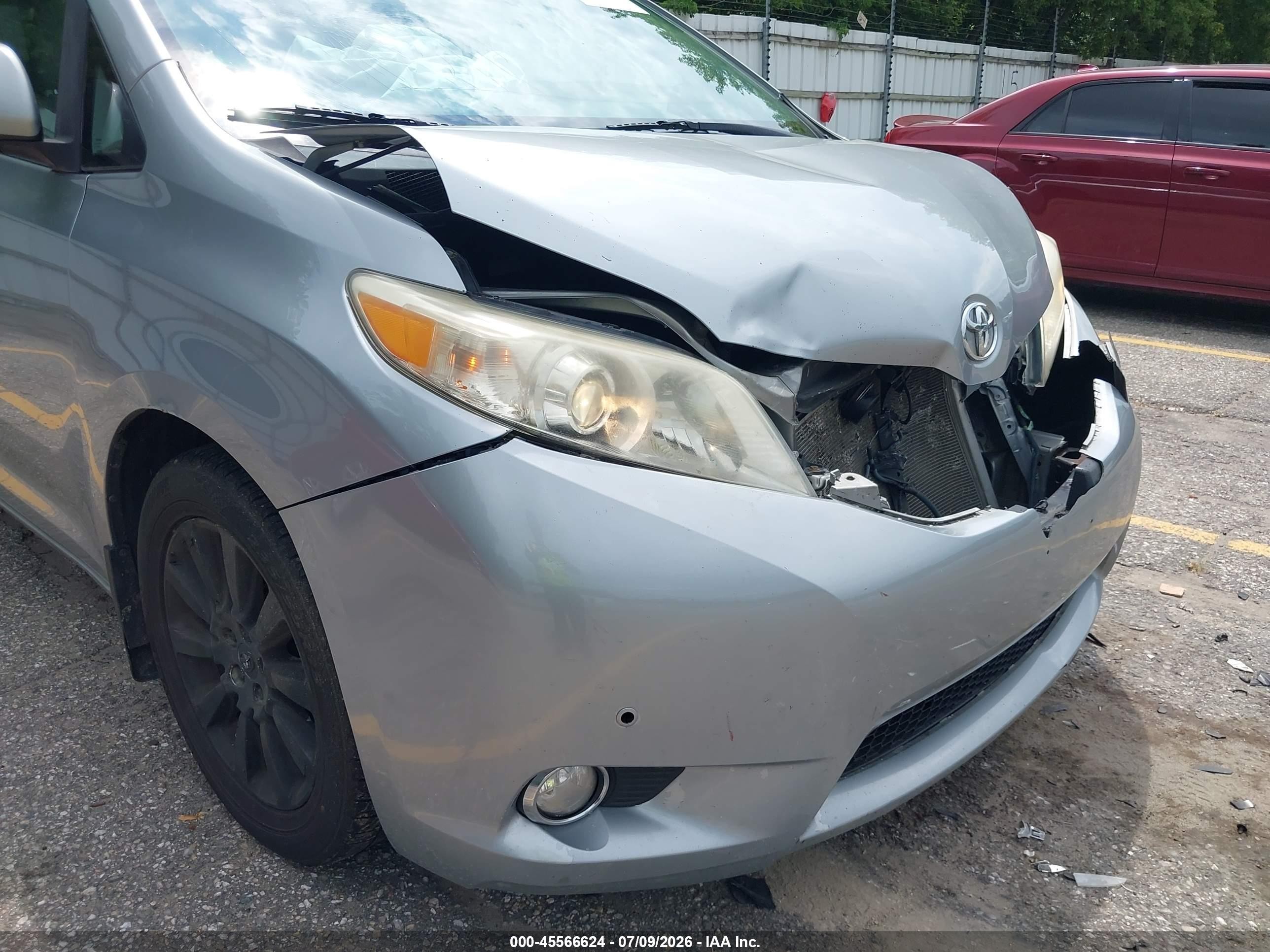 2011 Toyota Sienna Limited Silver vin: 5TDDK3DC5BS008659