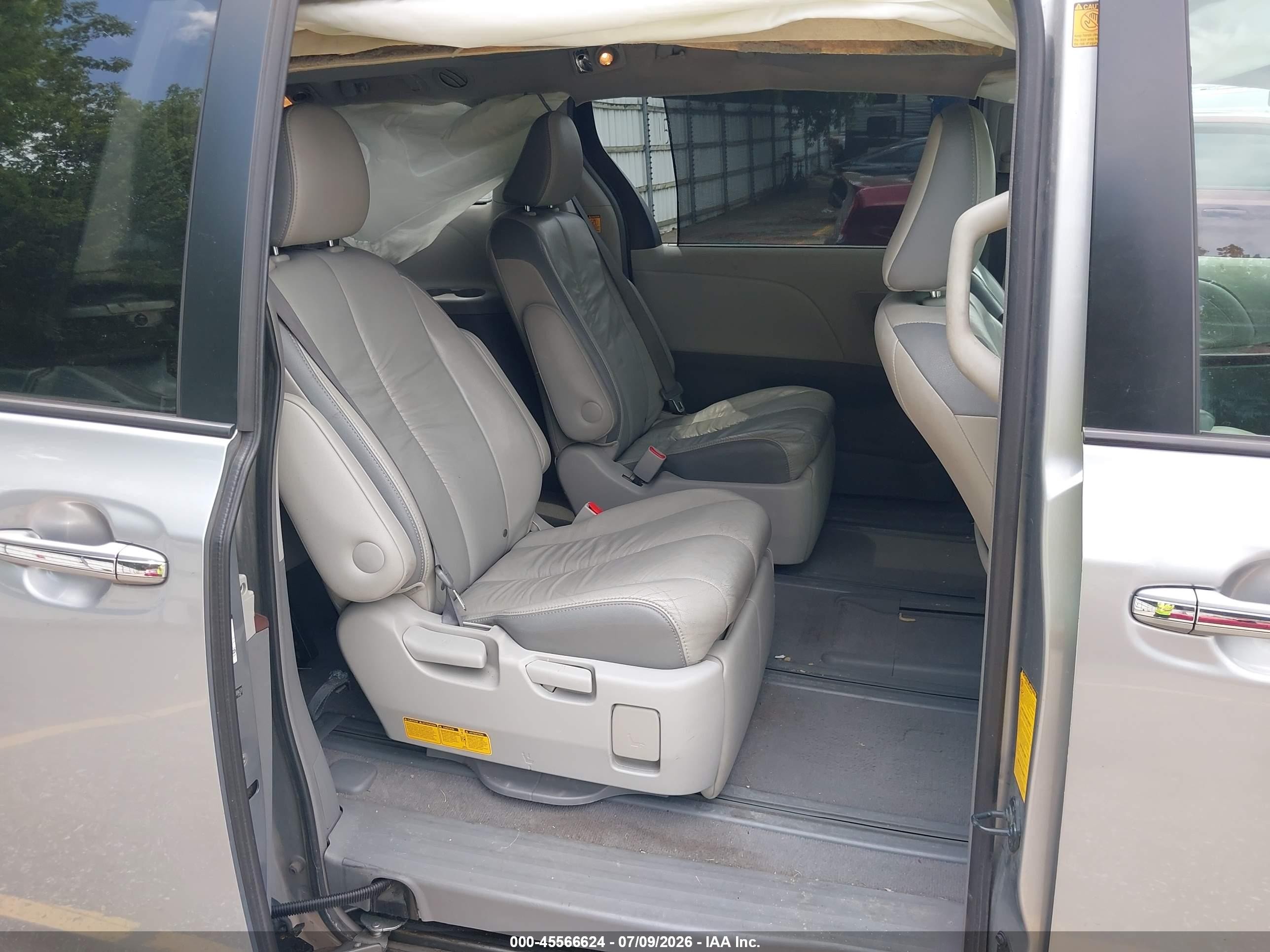2011 Toyota Sienna Limited Silver vin: 5TDDK3DC5BS008659