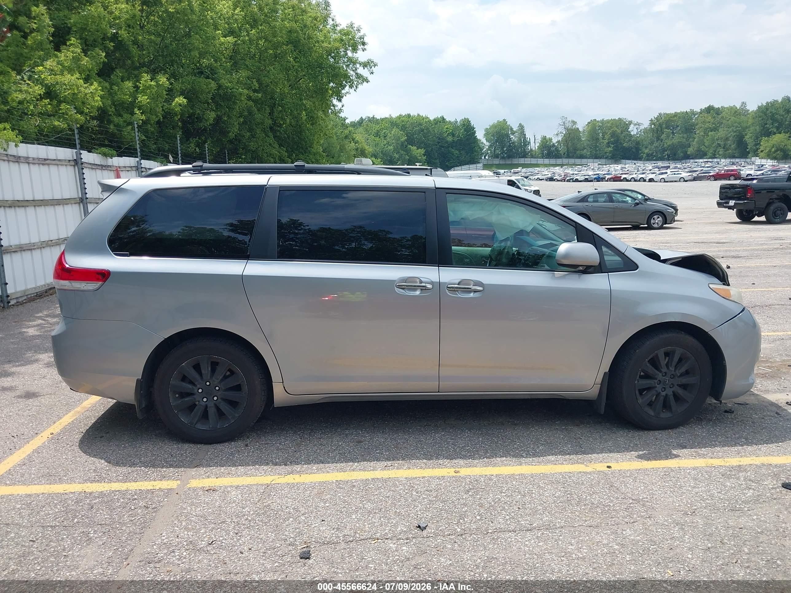 2011 Toyota Sienna Limited Silver vin: 5TDDK3DC5BS008659