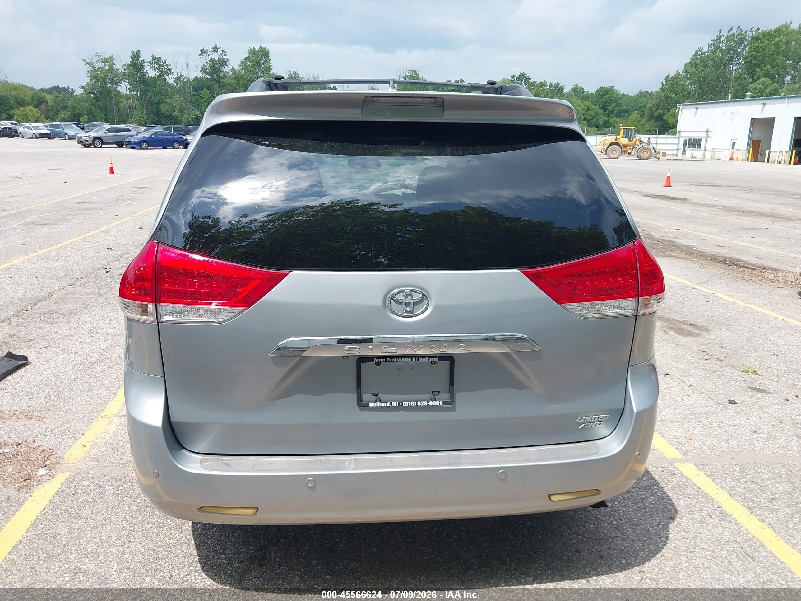 2011 Toyota Sienna Limited Silver vin: 5TDDK3DC5BS008659