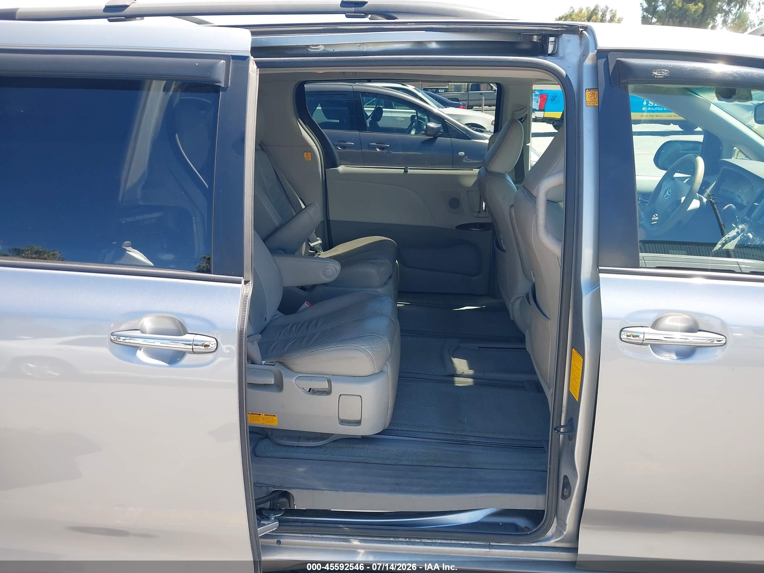 2011 Toyota Sienna Xle Silver vin: 5TDDK3DC5BS009794