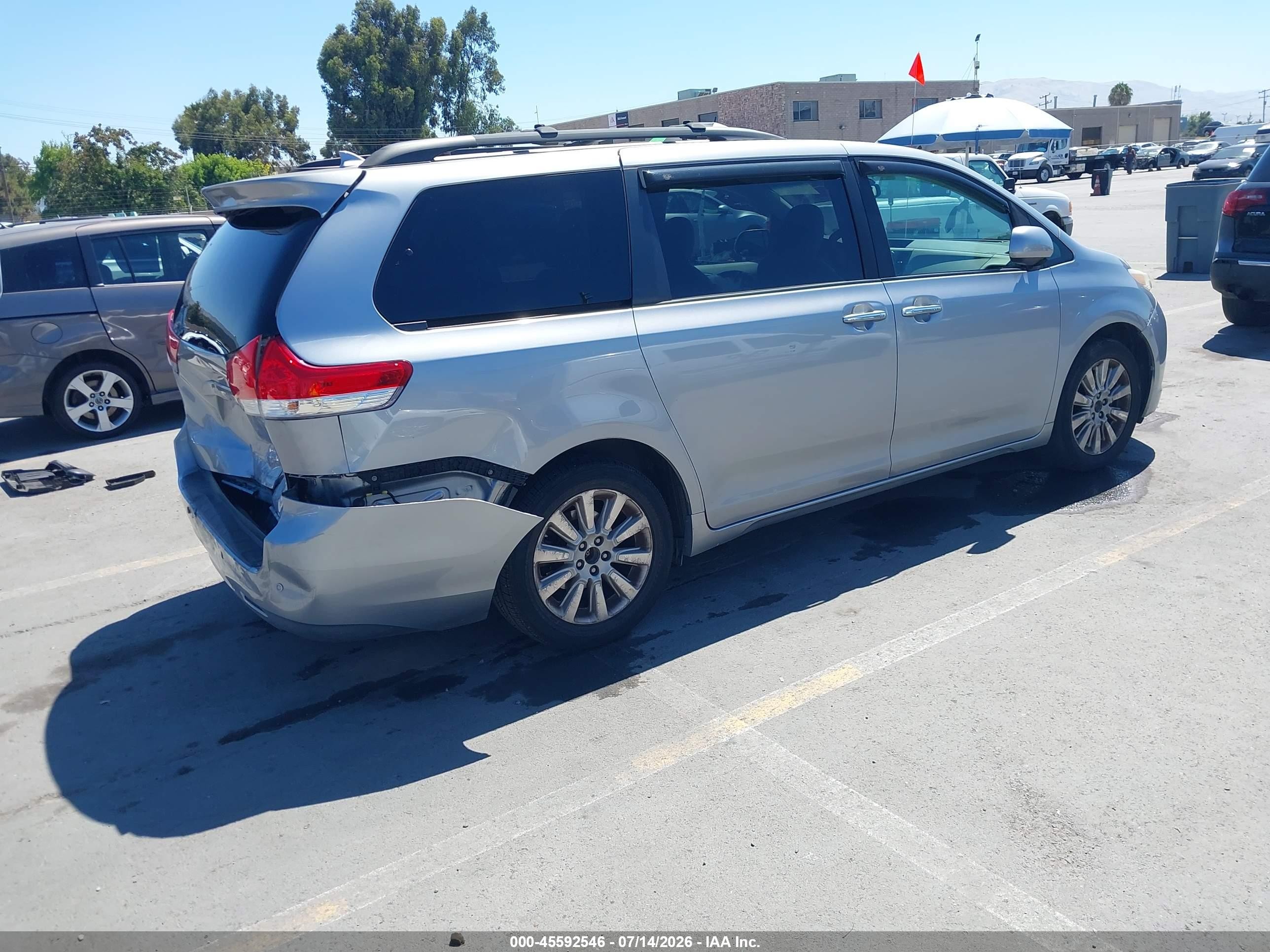 2011 Toyota Sienna Xle Silver vin: 5TDDK3DC5BS009794