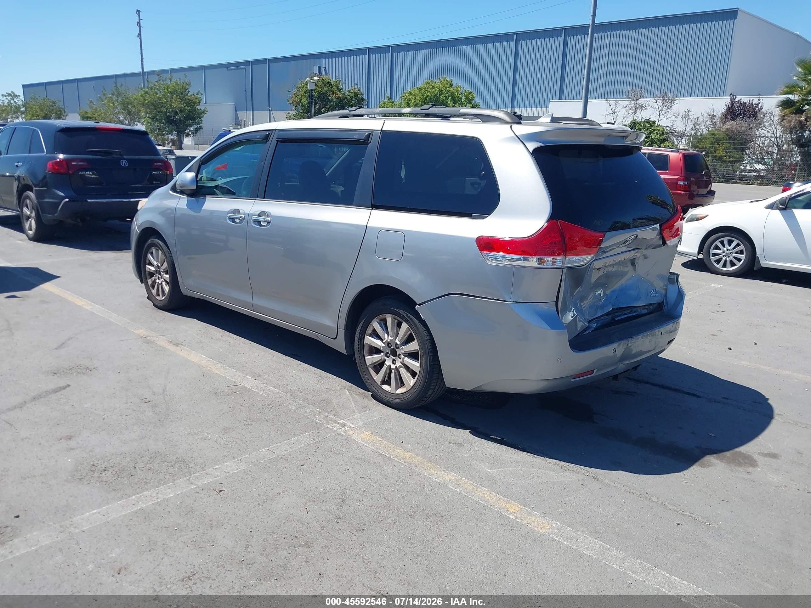 2011 Toyota Sienna Xle Silver vin: 5TDDK3DC5BS009794
