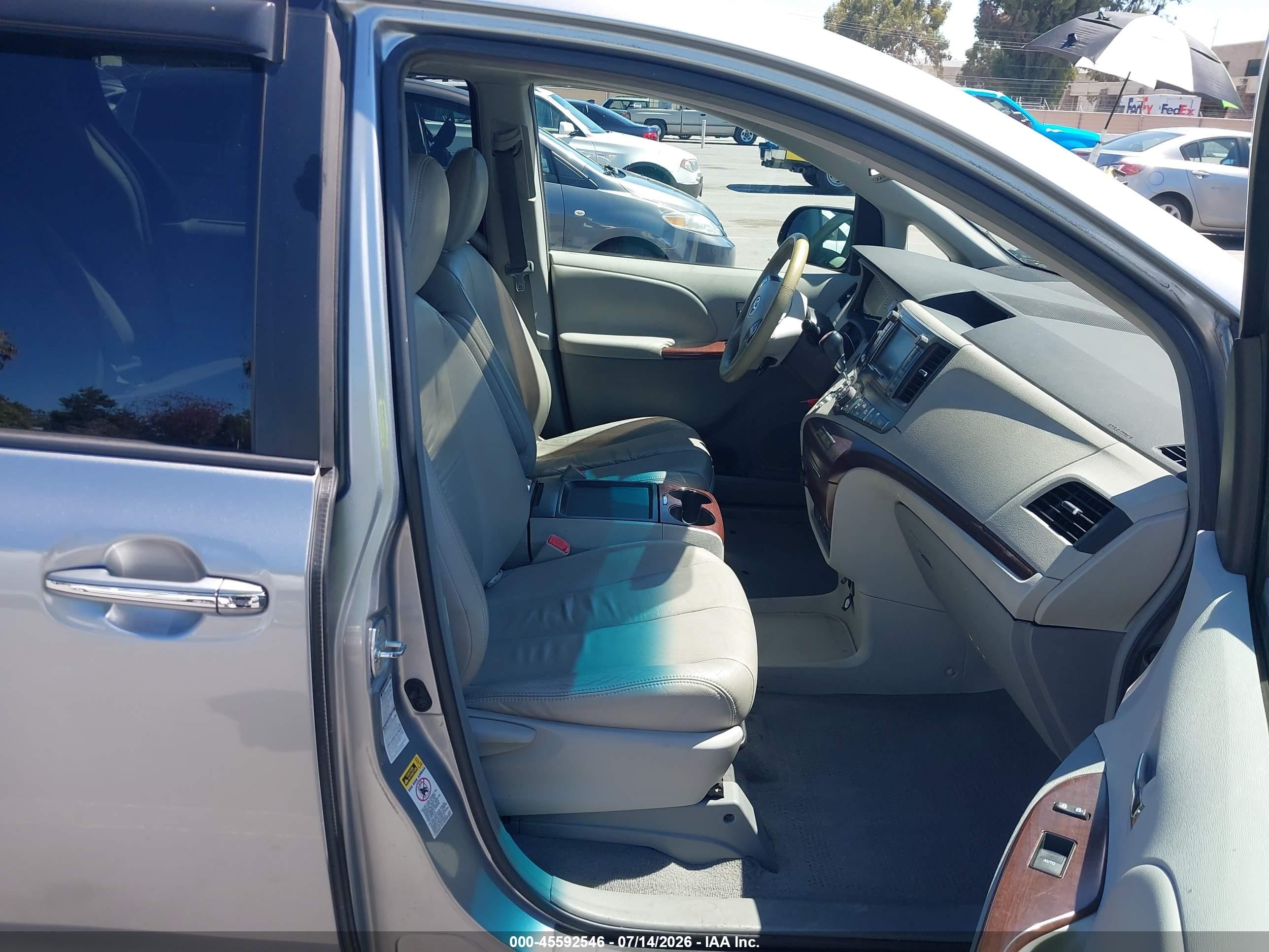 2011 Toyota Sienna Xle Silver vin: 5TDDK3DC5BS009794
