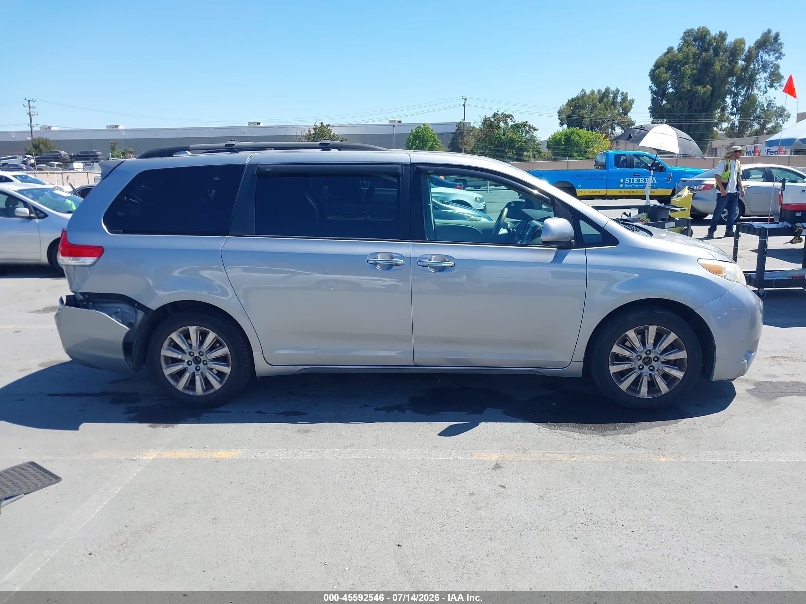 2011 Toyota Sienna Xle Silver vin: 5TDDK3DC5BS009794
