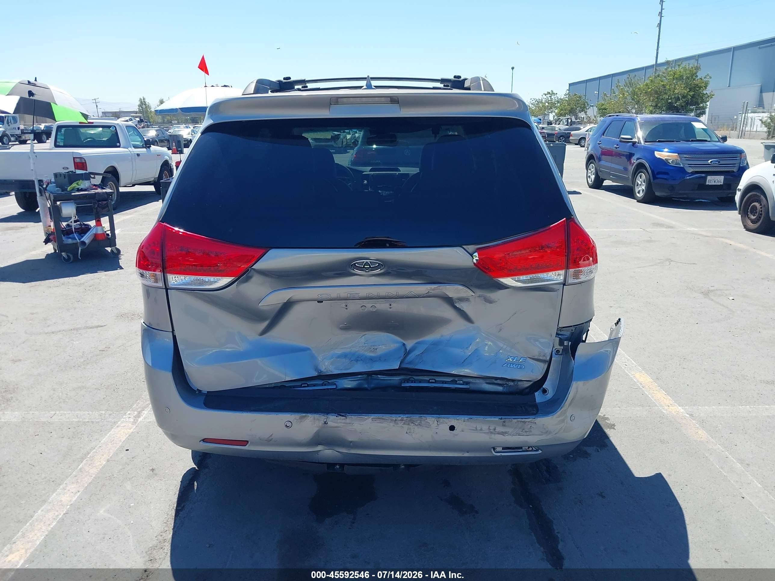 2011 Toyota Sienna Xle Silver vin: 5TDDK3DC5BS009794