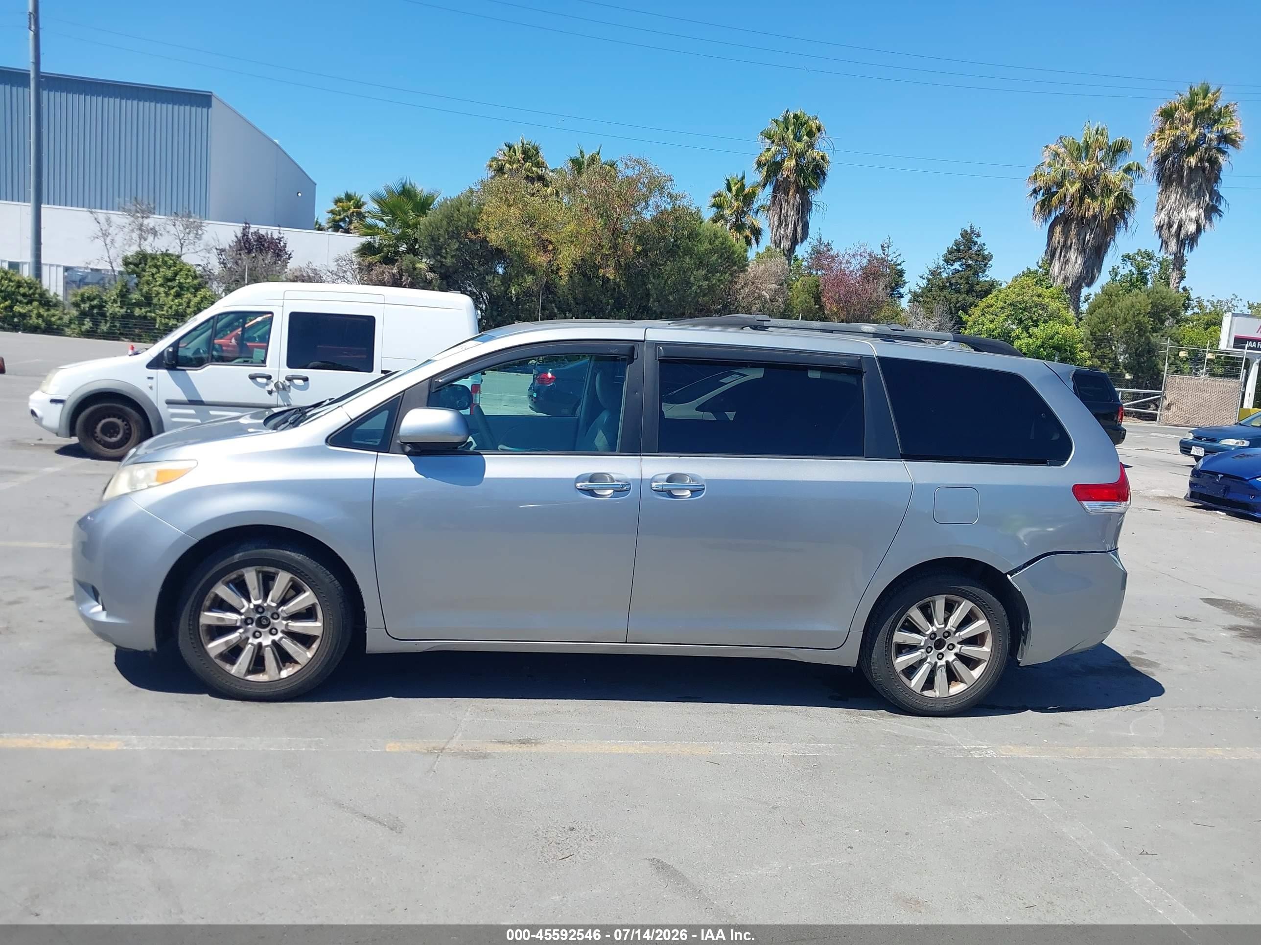 2011 Toyota Sienna Xle Silver vin: 5TDDK3DC5BS009794