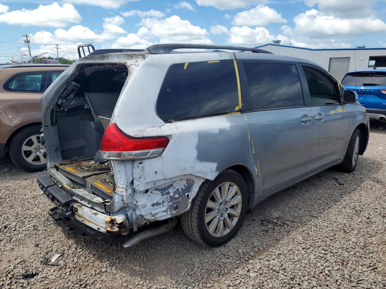 2011 Toyota Sienna Xle 7-passenger Gray vin: 5TDDK3DC5BS020908