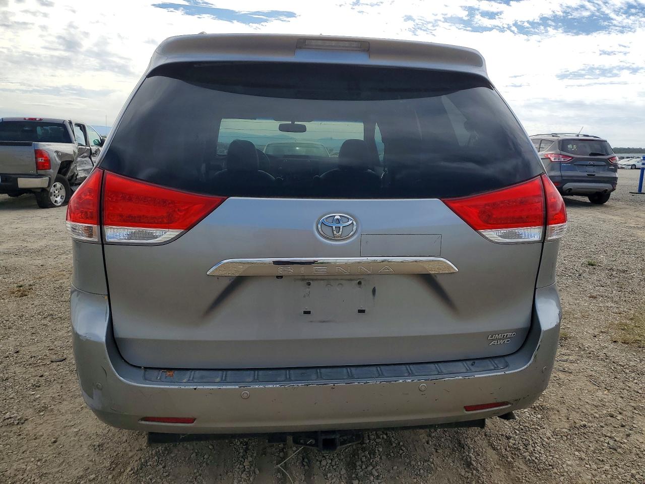 2011 Toyota Sienna Limited 7-passenger Silver vin: 5TDDK3DC5BS026448