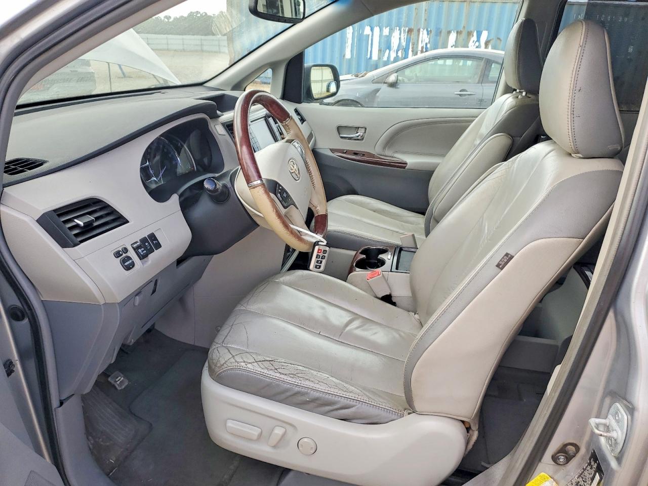 2011 Toyota Sienna Limited 7-passenger Silver vin: 5TDDK3DC5BS026448