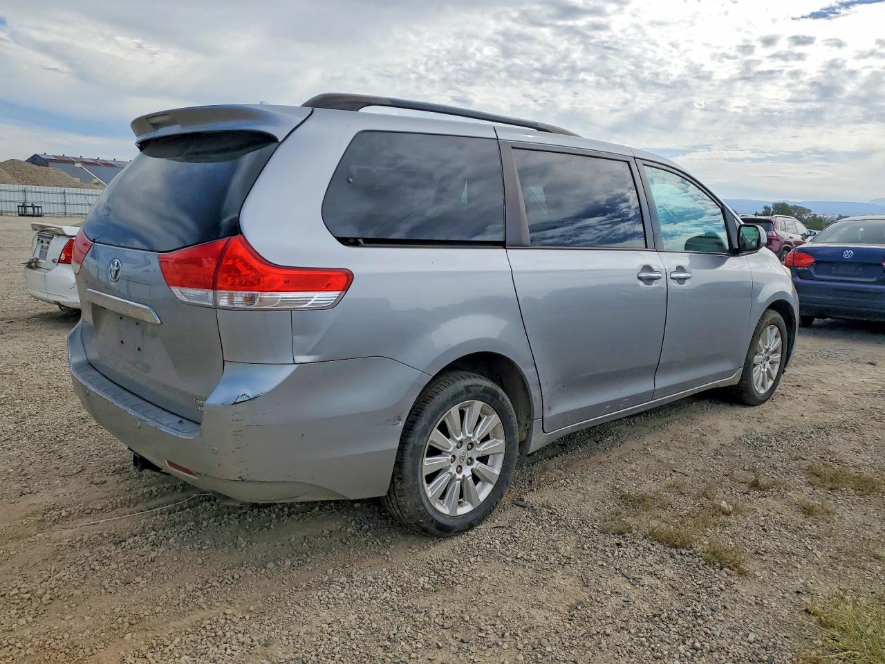2011 Toyota Sienna Limited 7-passenger Silver vin: 5TDDK3DC5BS026448