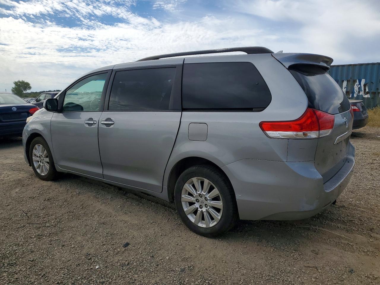 2011 Toyota Sienna Limited 7-passenger Silver vin: 5TDDK3DC5BS026448