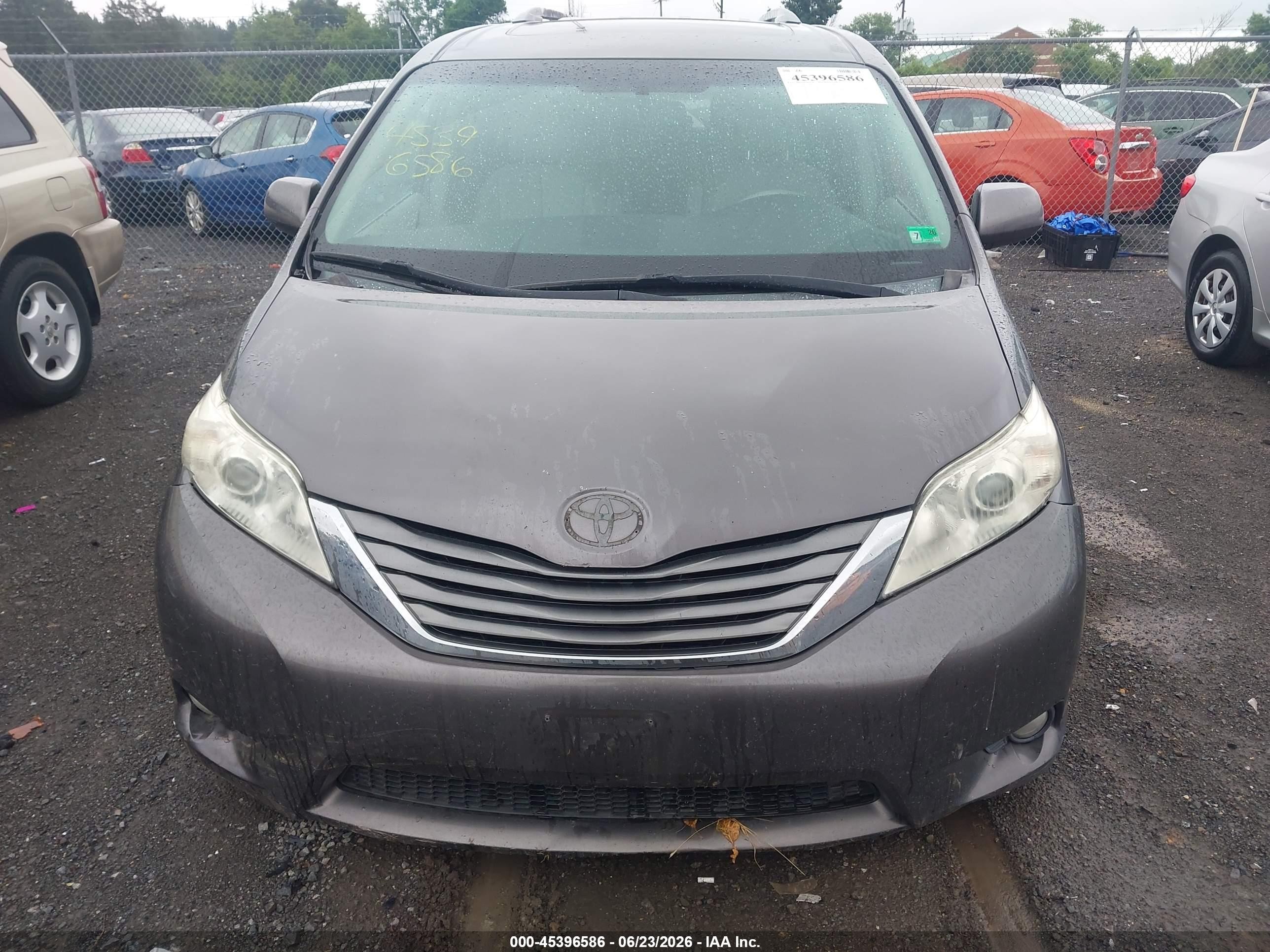 2012 Toyota Sienna Xle 7 Passenger Gray vin: 5TDDK3DC5CS038875