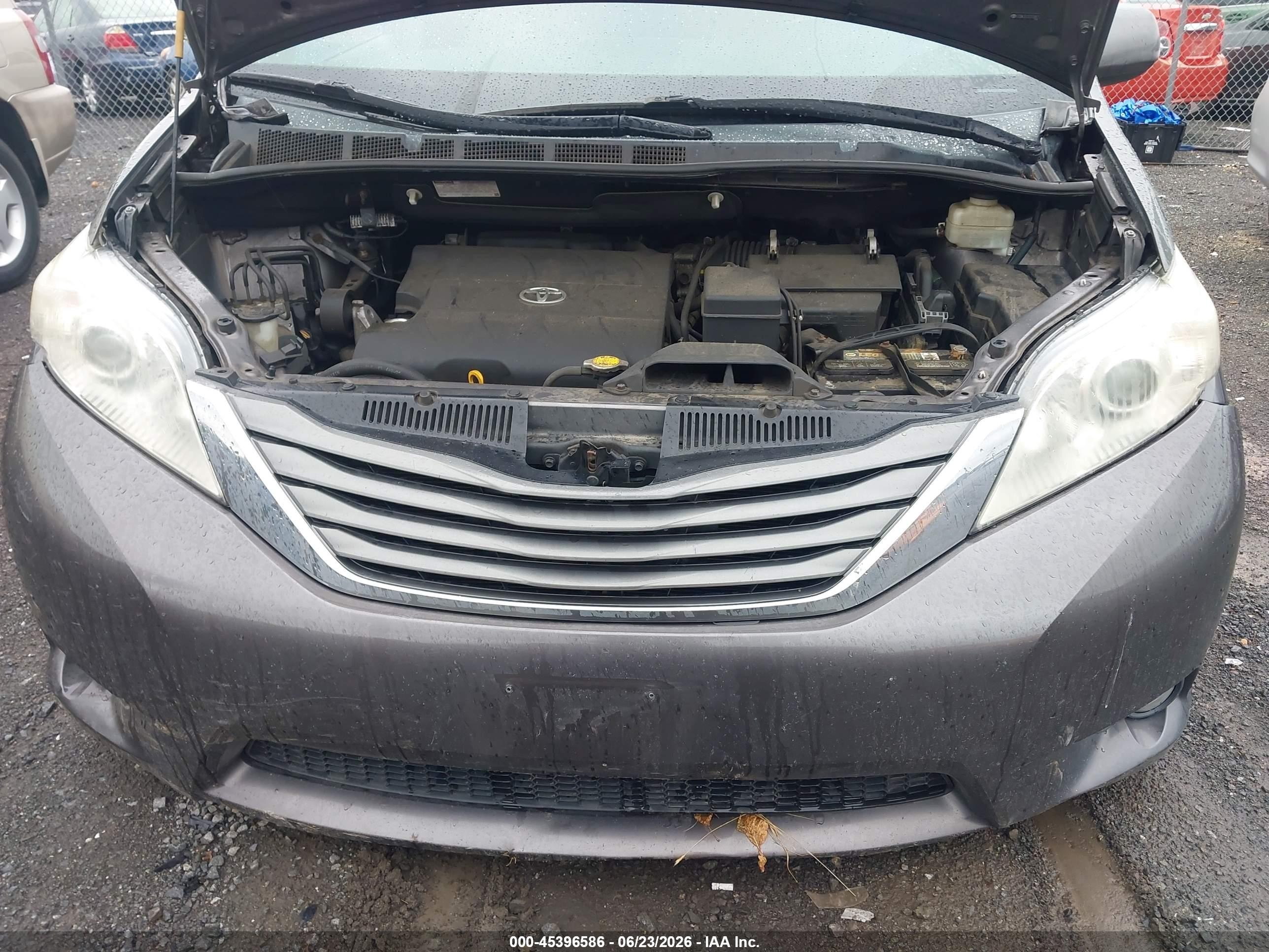 2012 Toyota Sienna Xle 7 Passenger Gray vin: 5TDDK3DC5CS038875