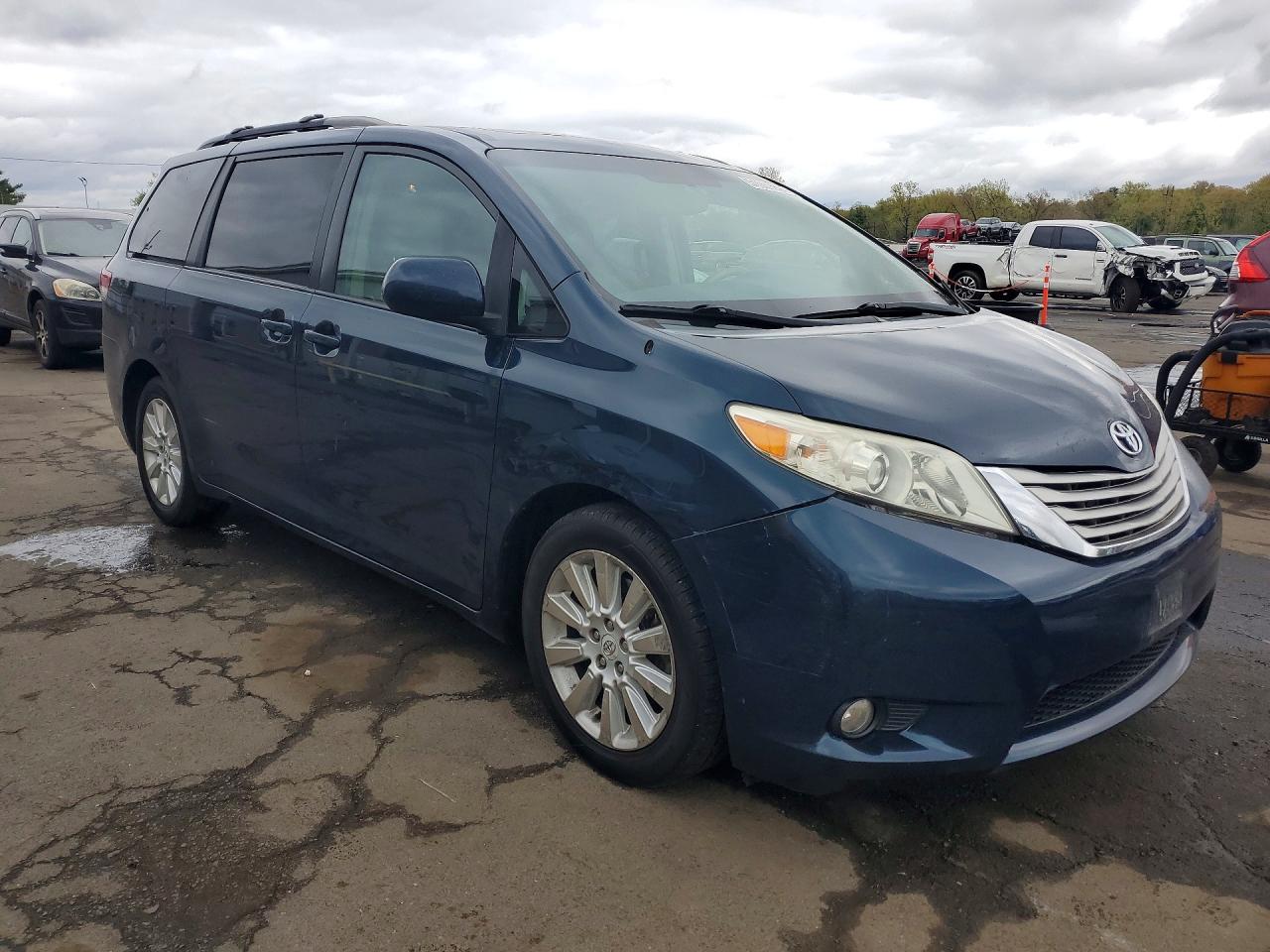2012 Toyota Sienna Xle 7-passenger Blue vin: 5TDDK3DC5CS043316