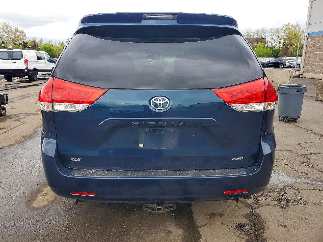 2012 Toyota Sienna Xle 7-passenger Blue vin: 5TDDK3DC5CS043316