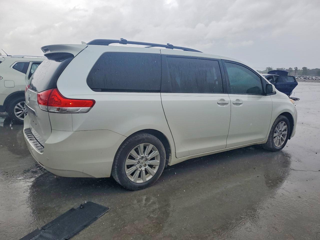 2012 Toyota Sienna Limited 7-passenger White vin: 5TDDK3DC5CS045454