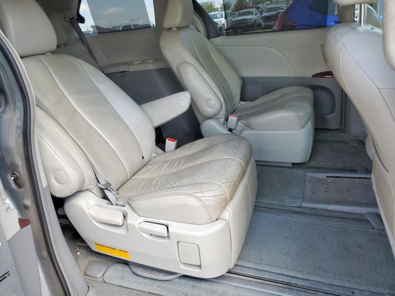 2012 Toyota Sienna Xle 7 Passenger Silver vin: 5TDDK3DC5CS048919