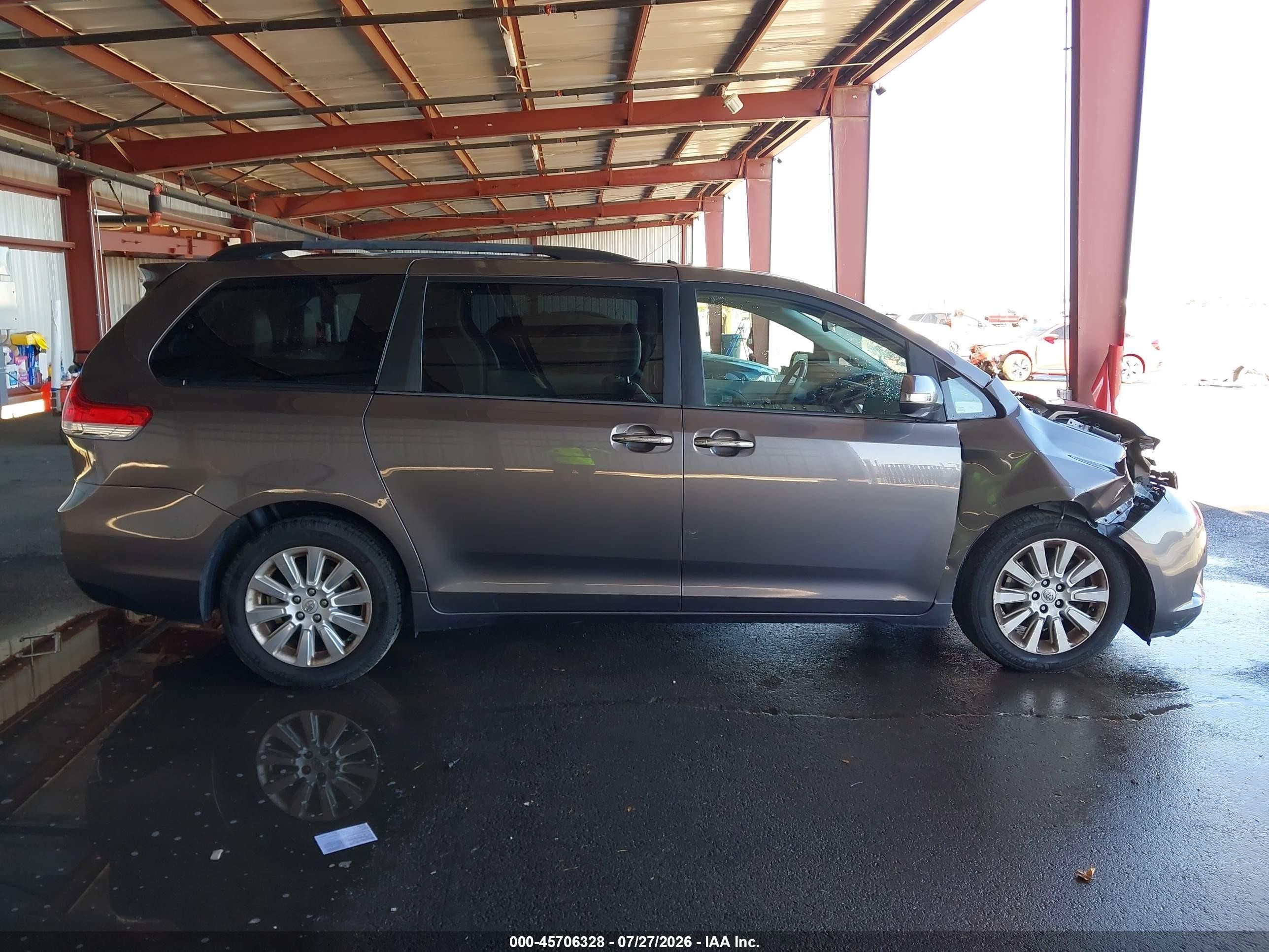 2013 Toyota Sienna Limited 7 Passenger Серый vin: 5TDDK3DC5DS050607