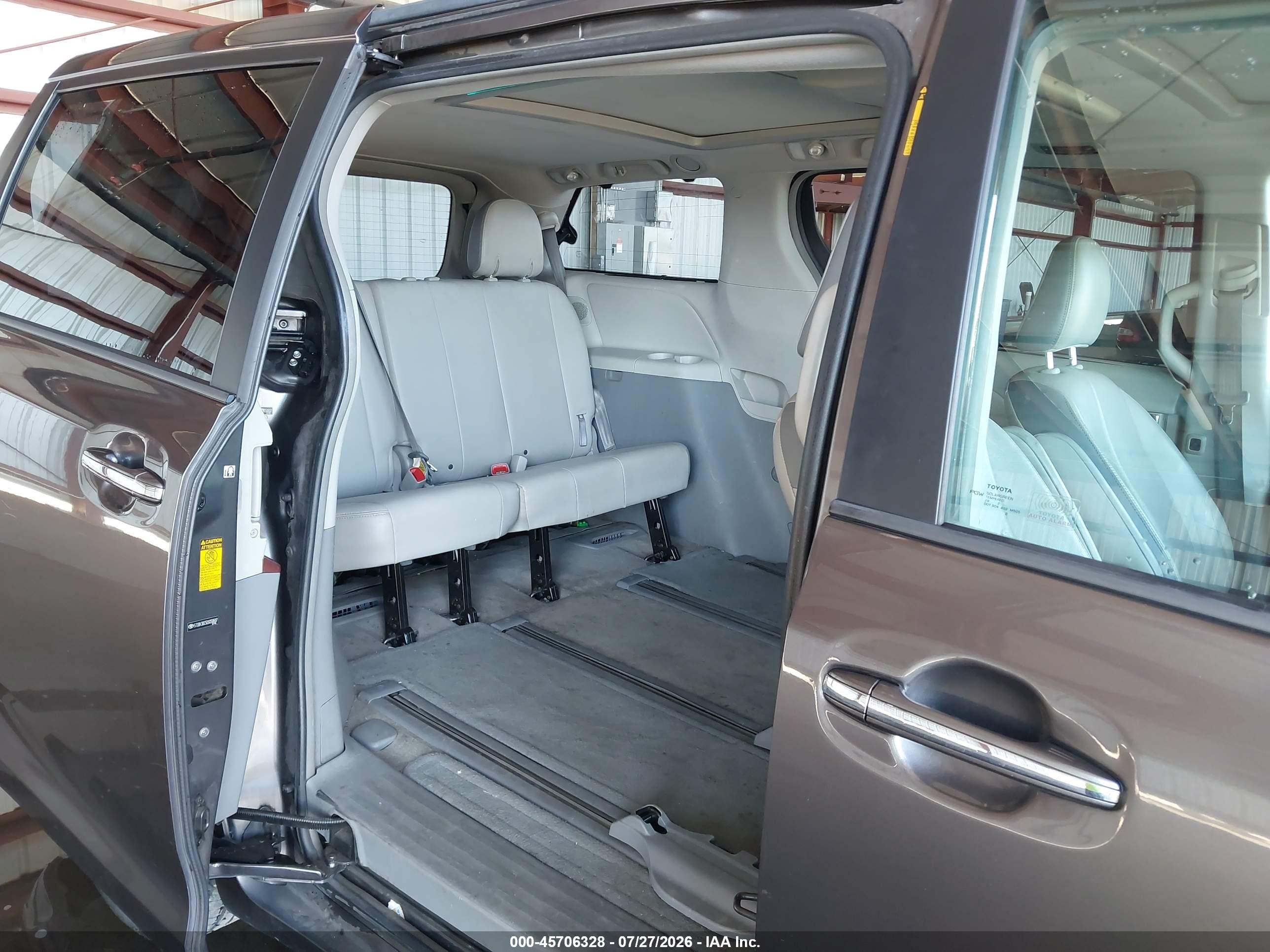2013 Toyota Sienna Limited 7 Passenger Серый vin: 5TDDK3DC5DS050607