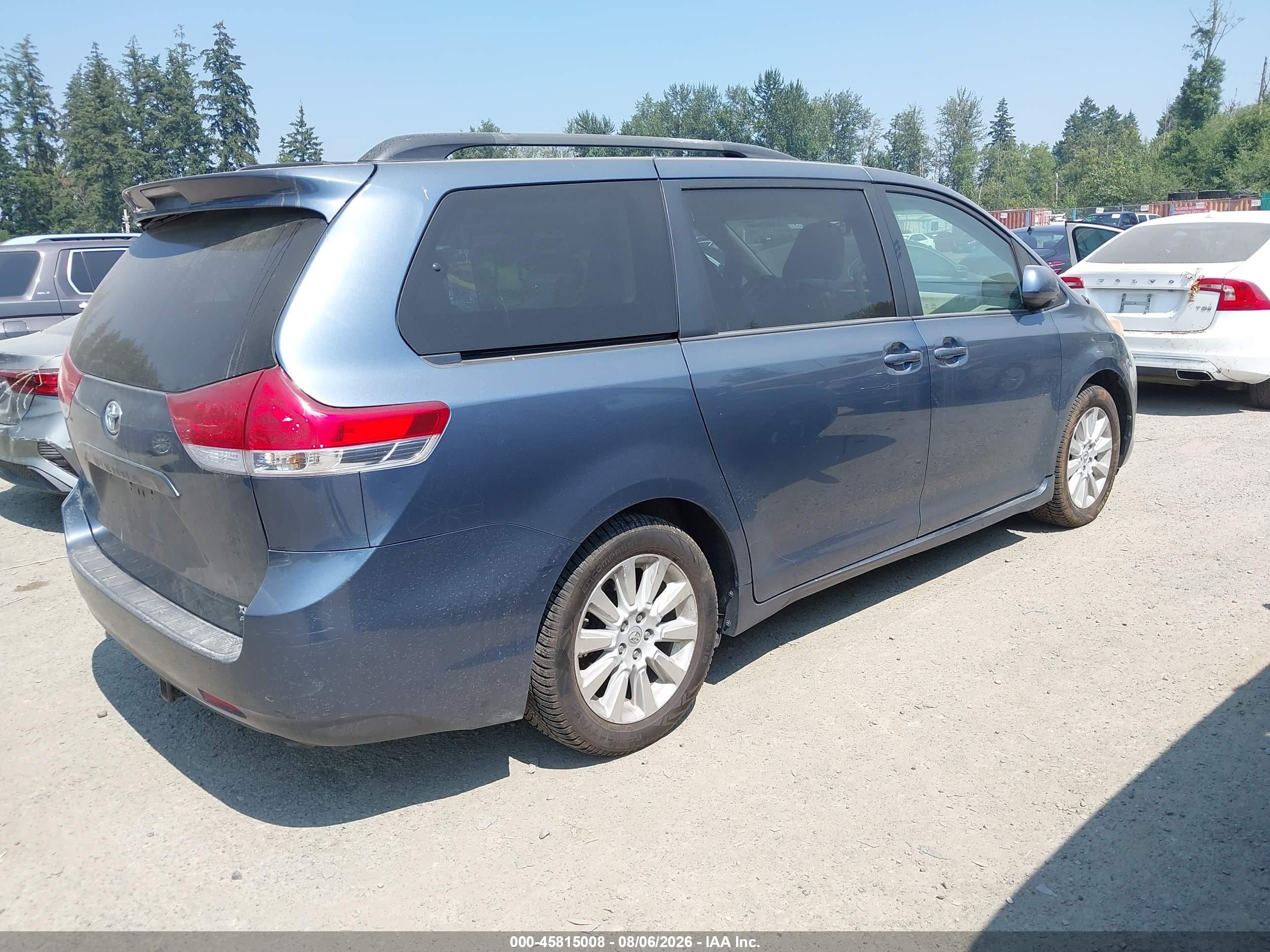 2013 Toyota Sienna Xle 7 Passenger Blue vin: 5TDDK3DC5DS057721