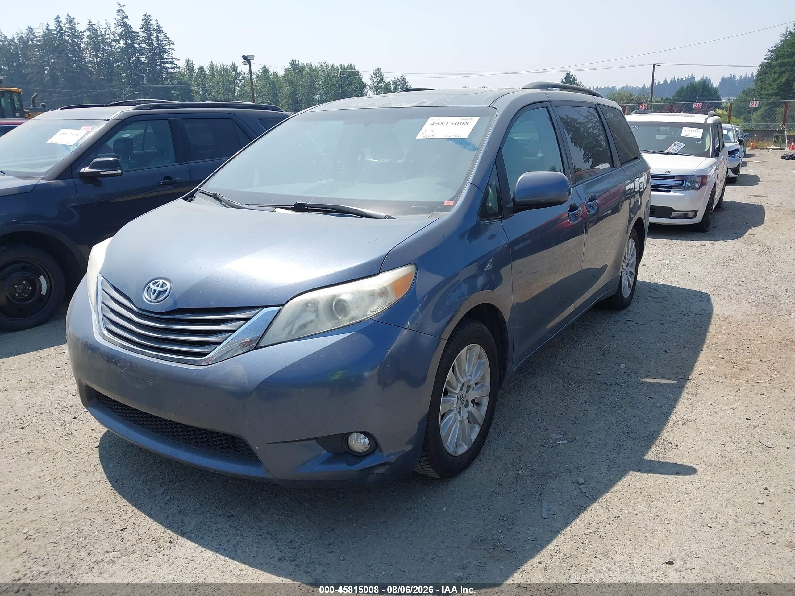 2013 Toyota Sienna Xle 7 Passenger Blue vin: 5TDDK3DC5DS057721