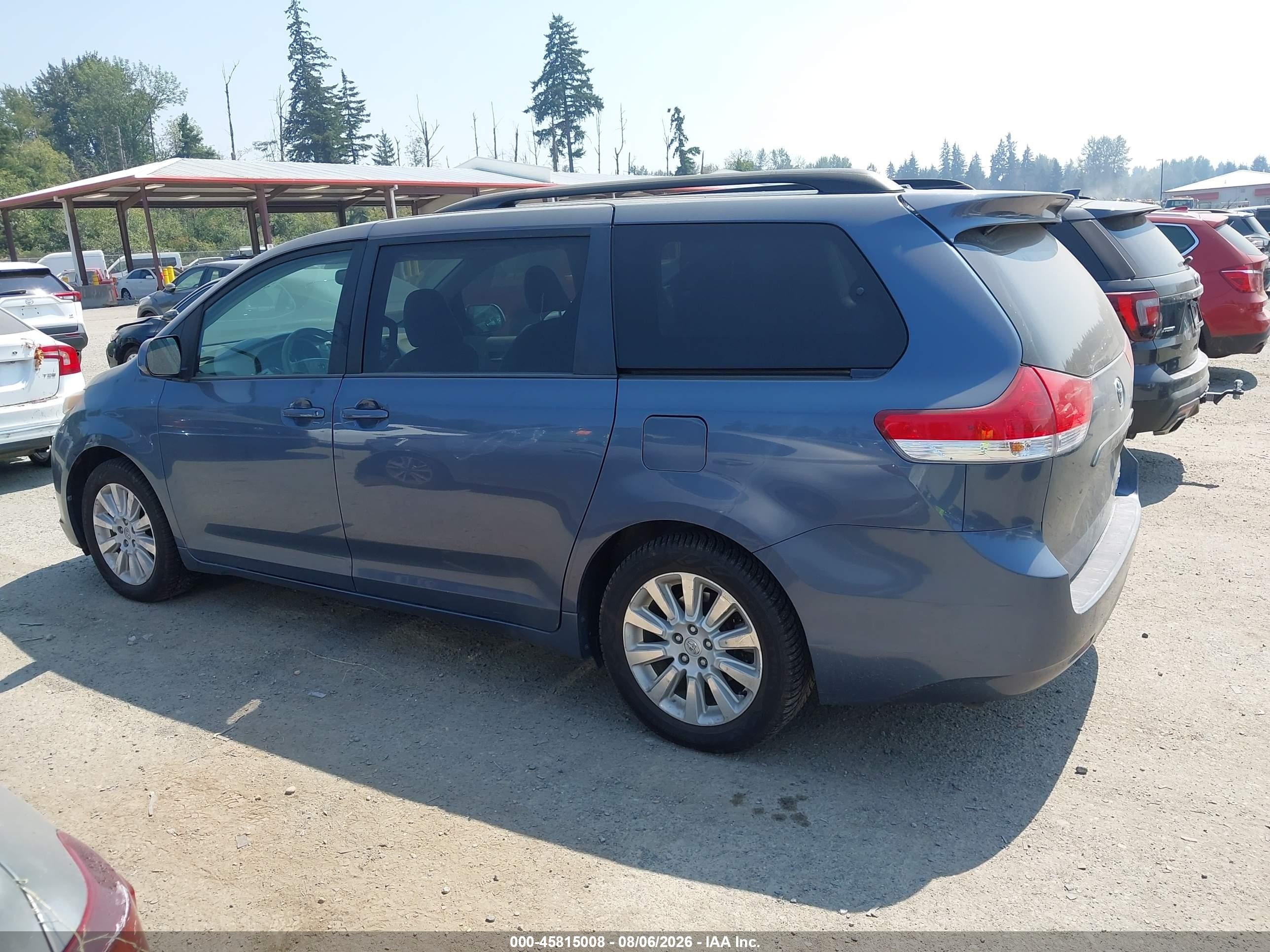 2013 Toyota Sienna Xle 7 Passenger Blue vin: 5TDDK3DC5DS057721