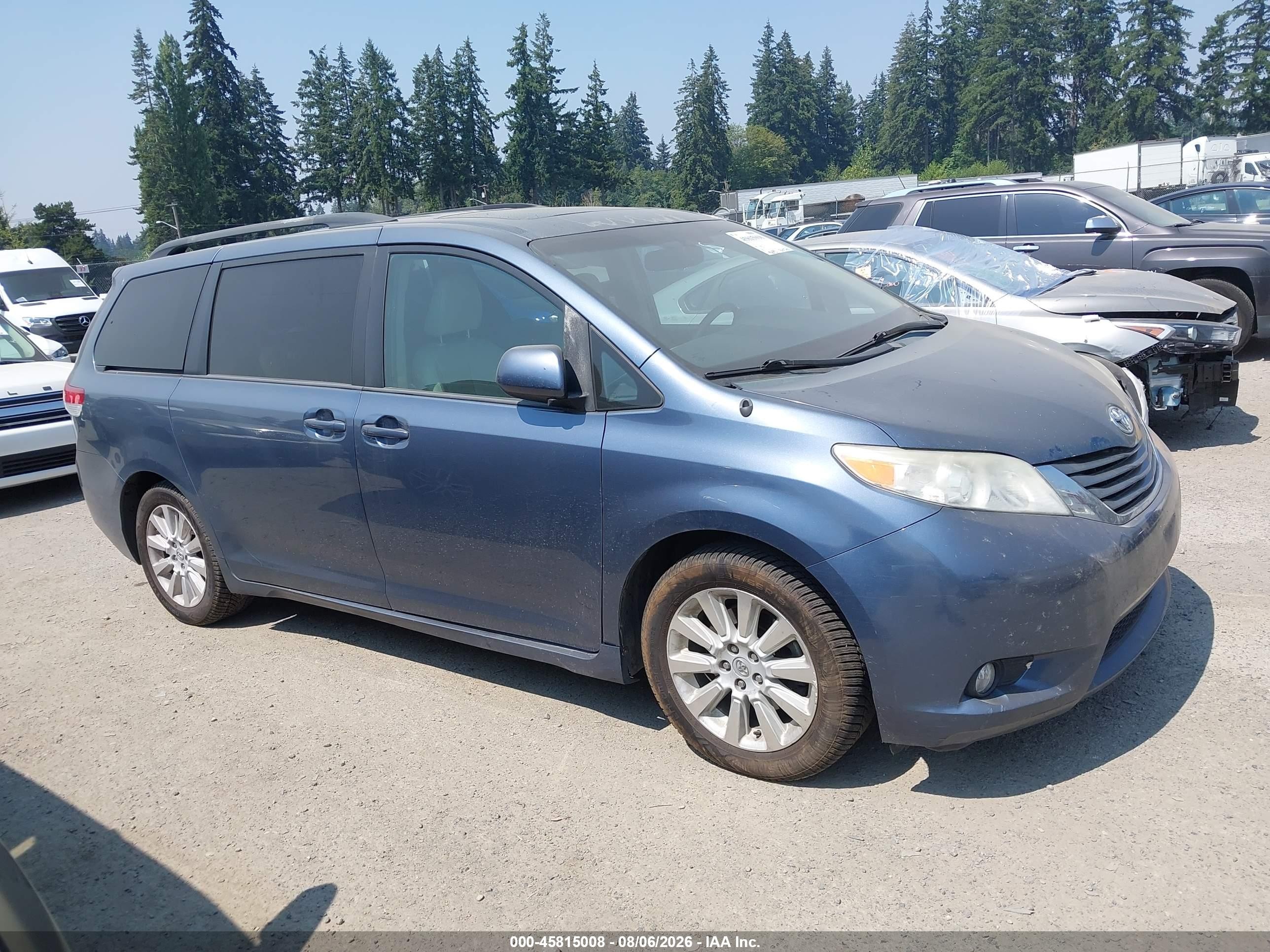2013 Toyota Sienna Xle 7 Passenger Blue vin: 5TDDK3DC5DS057721