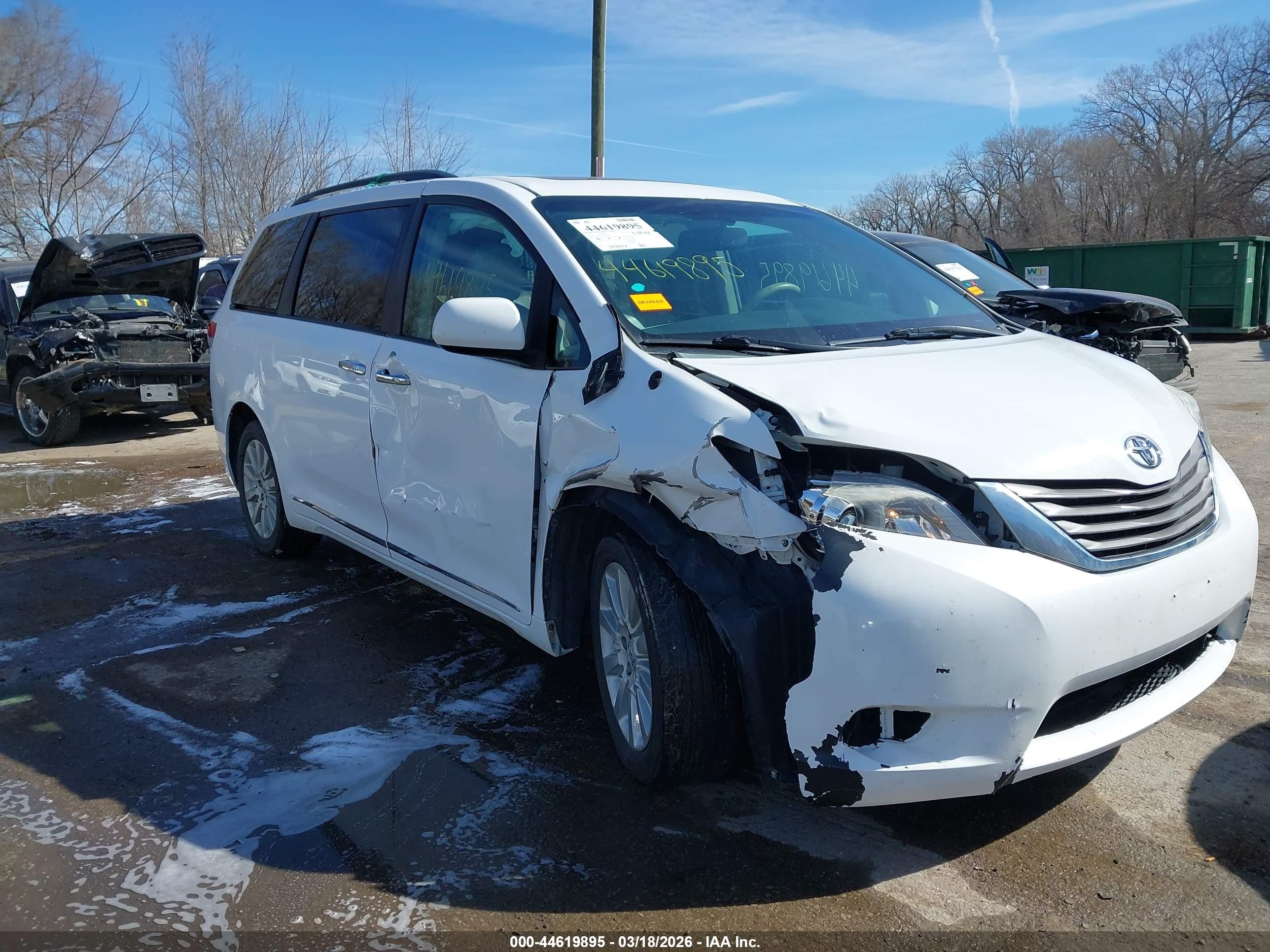 2013 Toyota Sienna Xle 7 Passenger White vin: 5TDDK3DC5DS059176