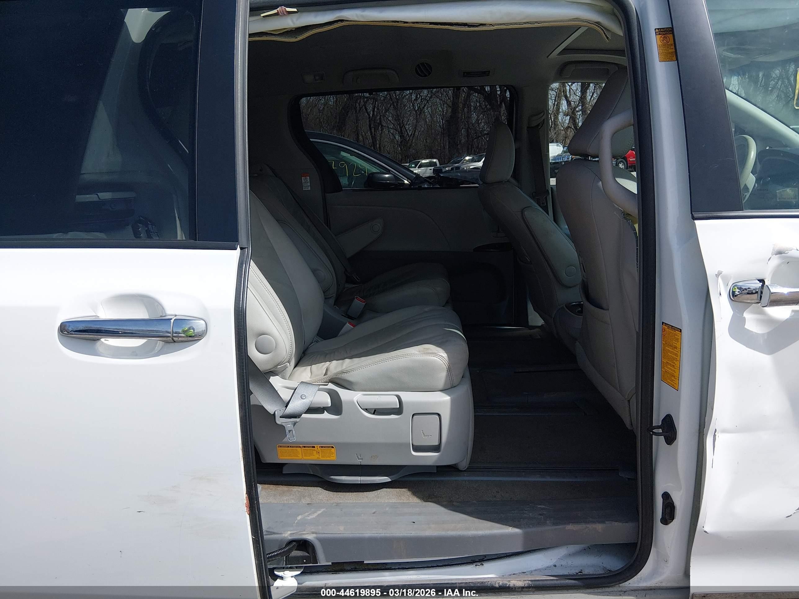 2013 Toyota Sienna Xle 7 Passenger White vin: 5TDDK3DC5DS059176