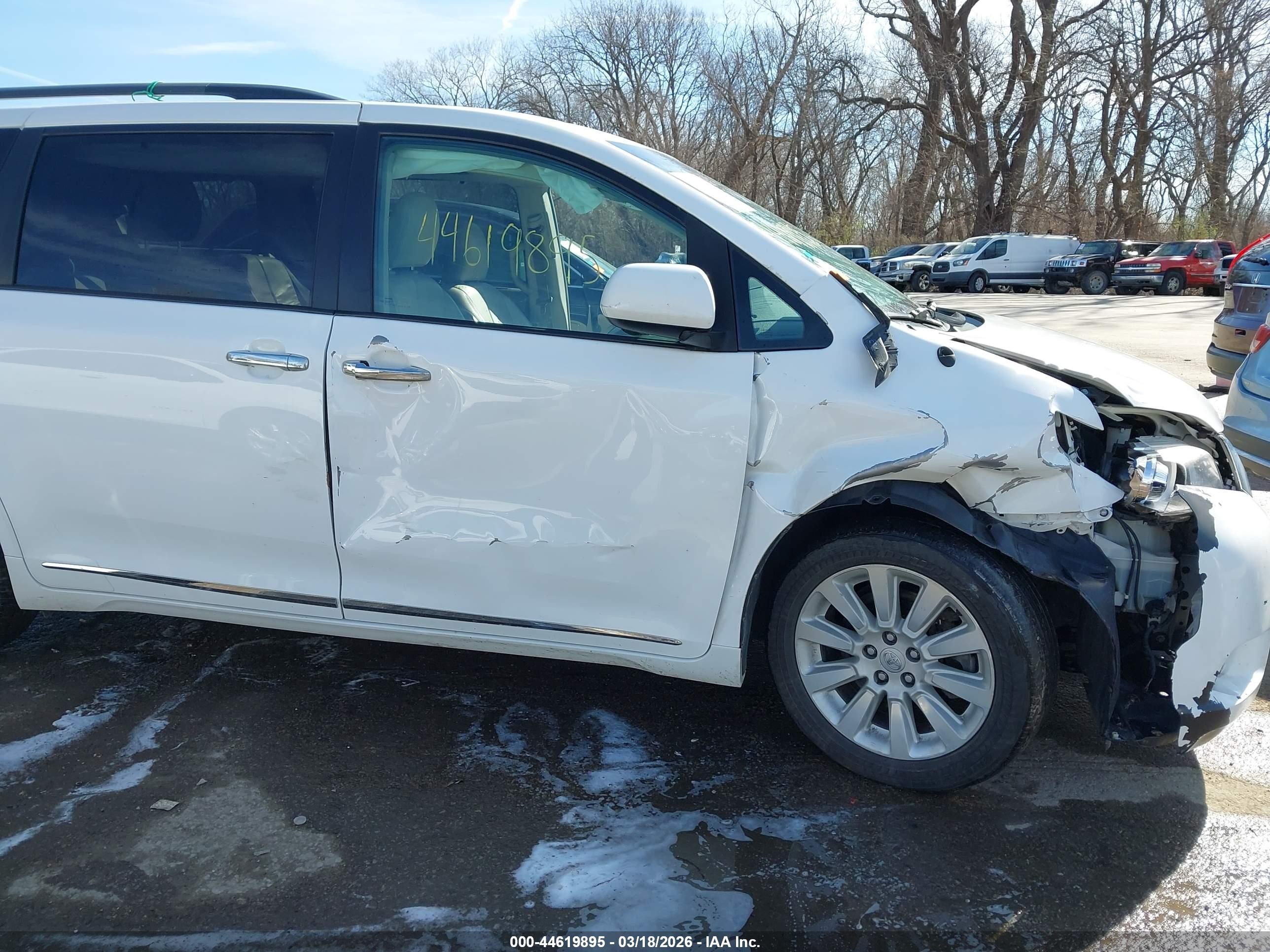 2013 Toyota Sienna Xle 7 Passenger White vin: 5TDDK3DC5DS059176