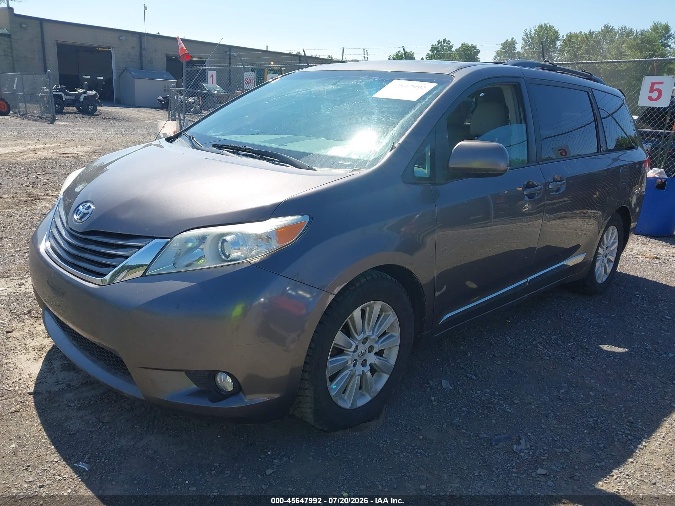 2013 Toyota Sienna Xle 7 Passenger Серый vin: 5TDDK3DC5DS065916