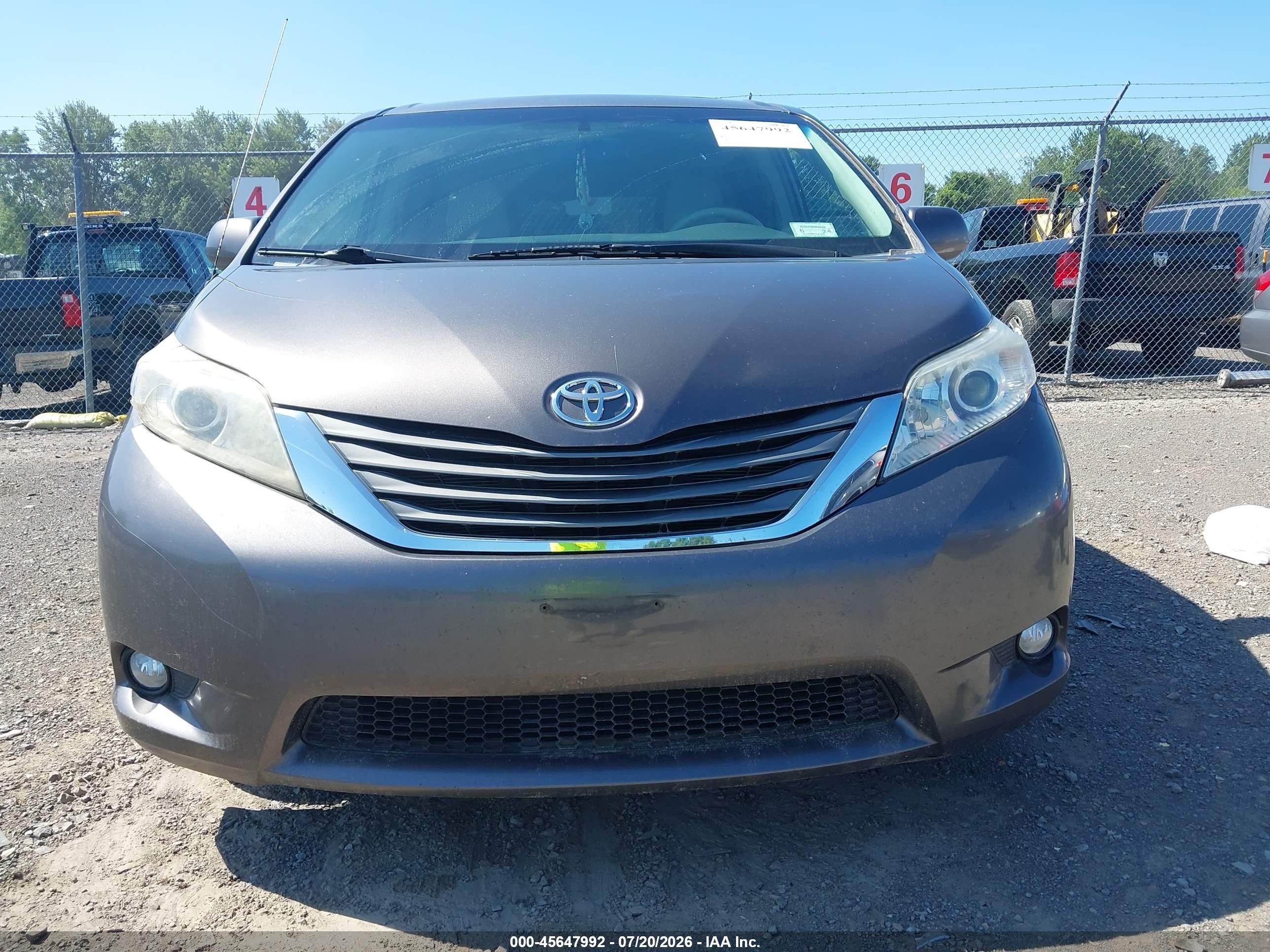 2013 Toyota Sienna Xle 7 Passenger Серый vin: 5TDDK3DC5DS065916