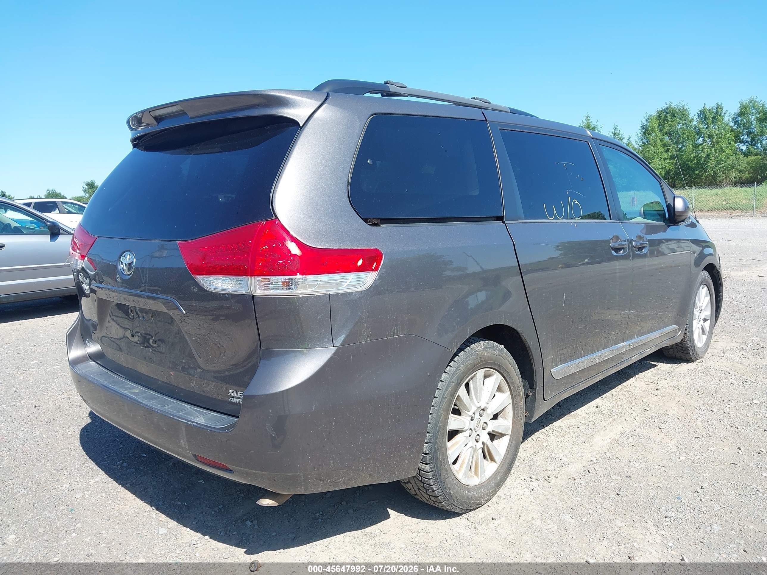 2013 Toyota Sienna Xle 7 Passenger Серый vin: 5TDDK3DC5DS065916