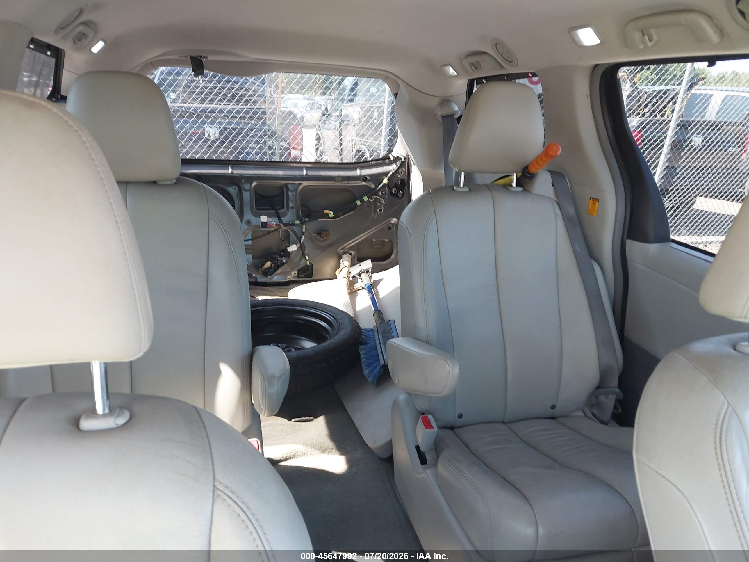 2013 Toyota Sienna Xle 7 Passenger Серый vin: 5TDDK3DC5DS065916