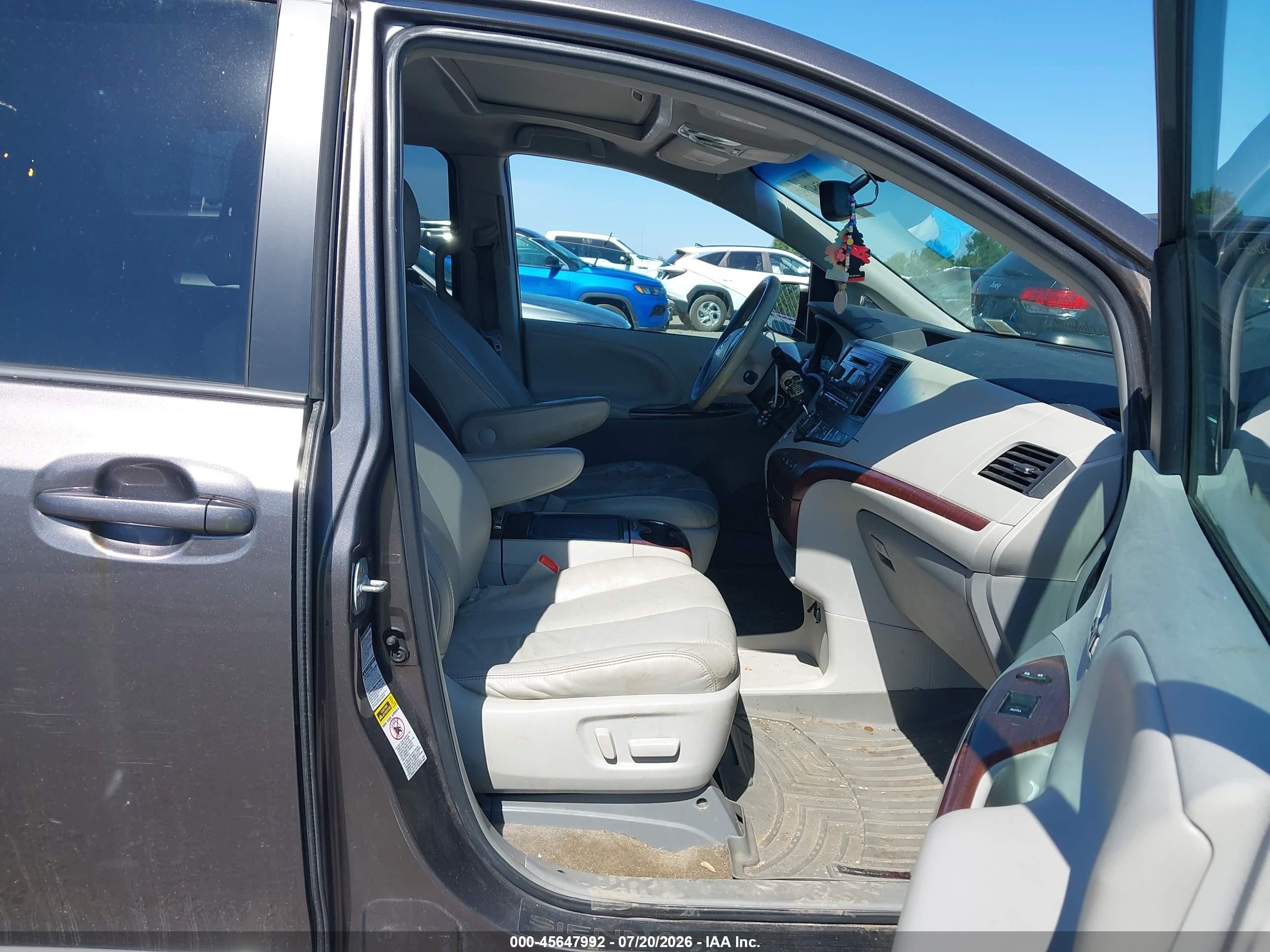 2013 Toyota Sienna Xle 7 Passenger Серый vin: 5TDDK3DC5DS065916