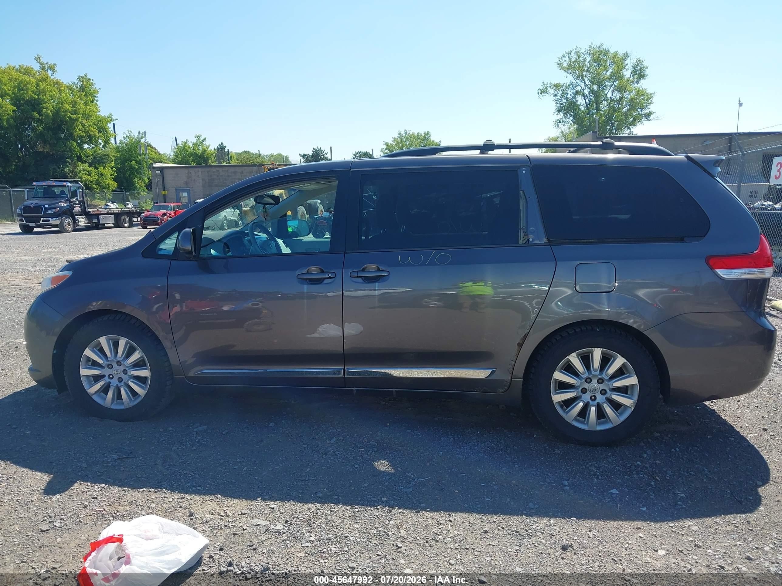 2013 Toyota Sienna Xle 7 Passenger Серый vin: 5TDDK3DC5DS065916