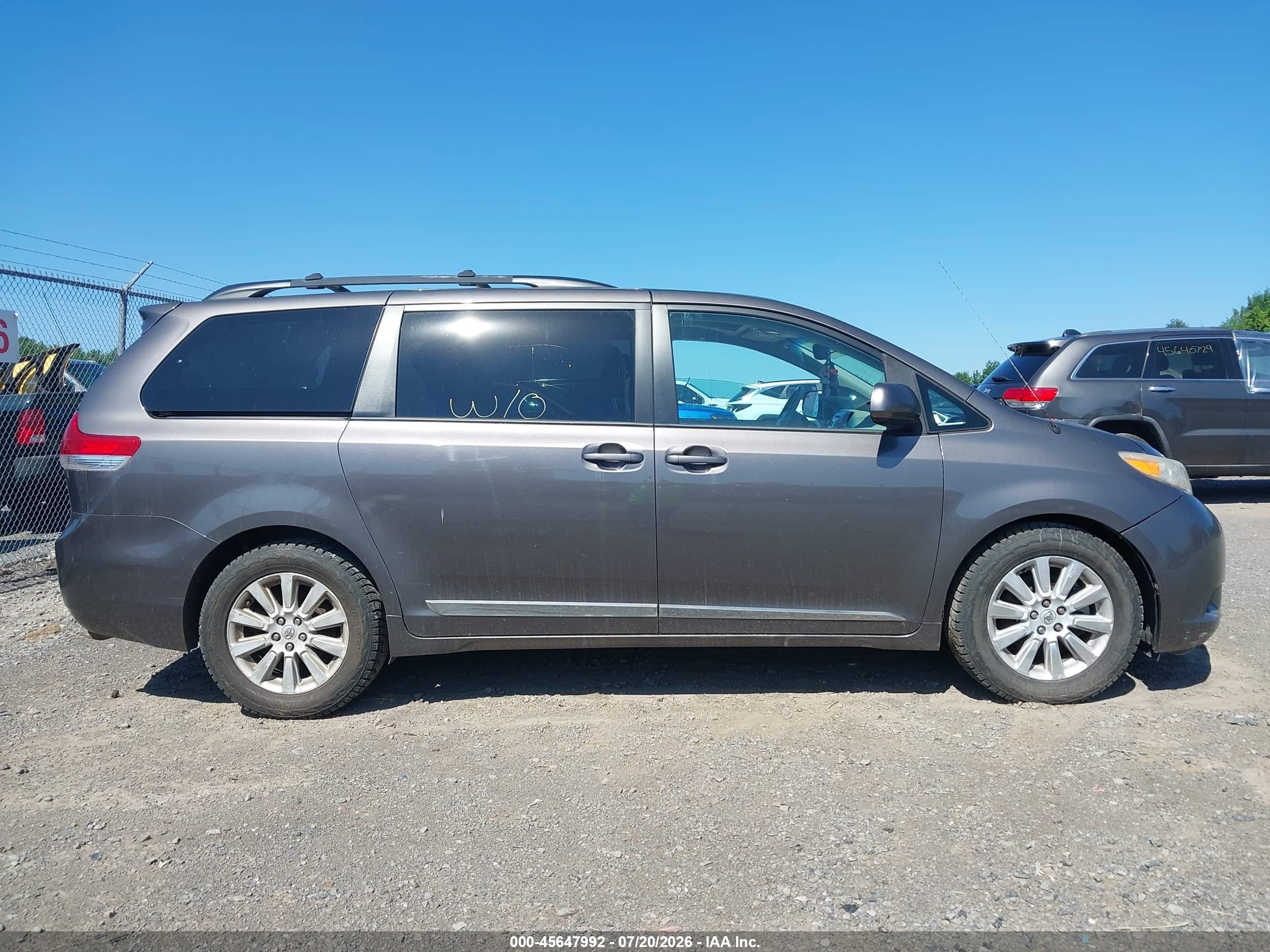 2013 Toyota Sienna Xle 7 Passenger Серый vin: 5TDDK3DC5DS065916