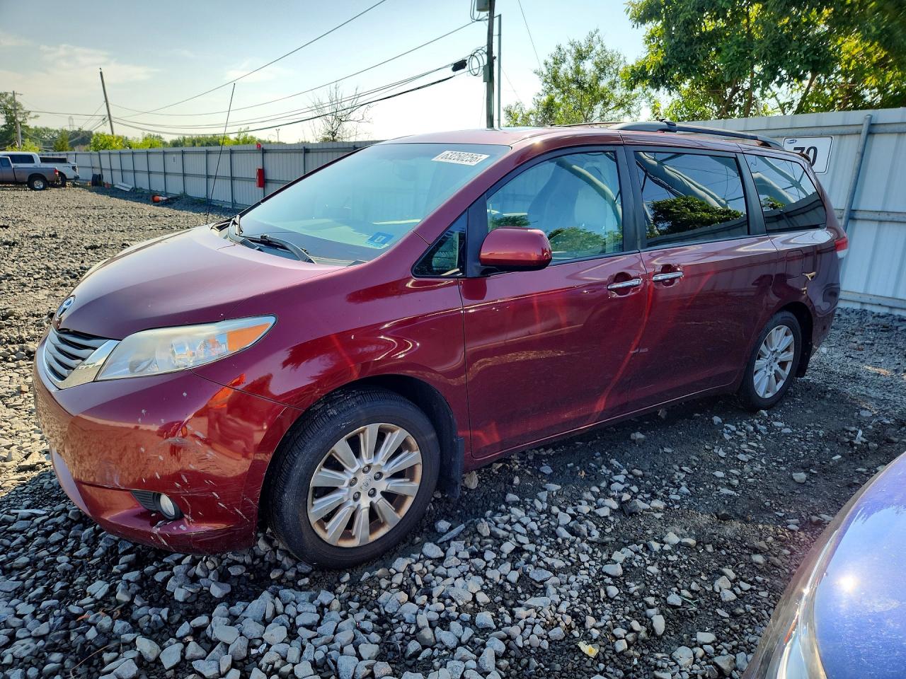 2014 Toyota Sienna Xle 7-passenger Red vin: 5TDDK3DC5ES078618