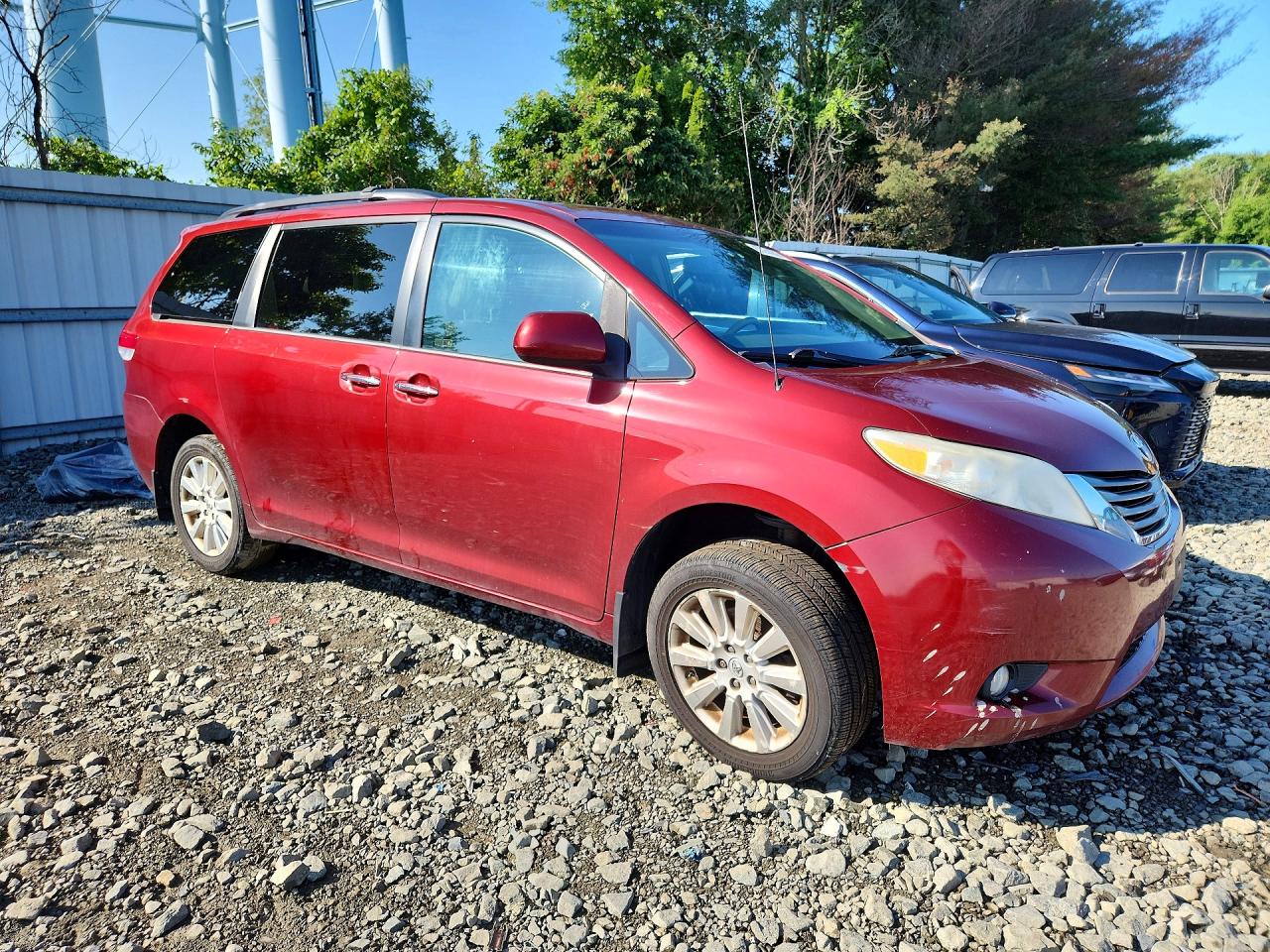 2014 Toyota Sienna Xle 7-passenger Red vin: 5TDDK3DC5ES078618