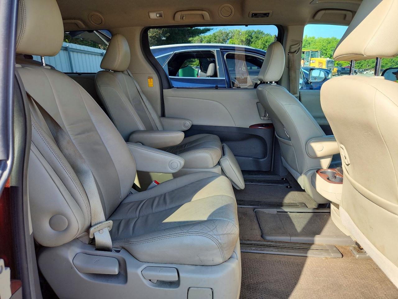 2014 Toyota Sienna Xle 7-passenger Red vin: 5TDDK3DC5ES078618